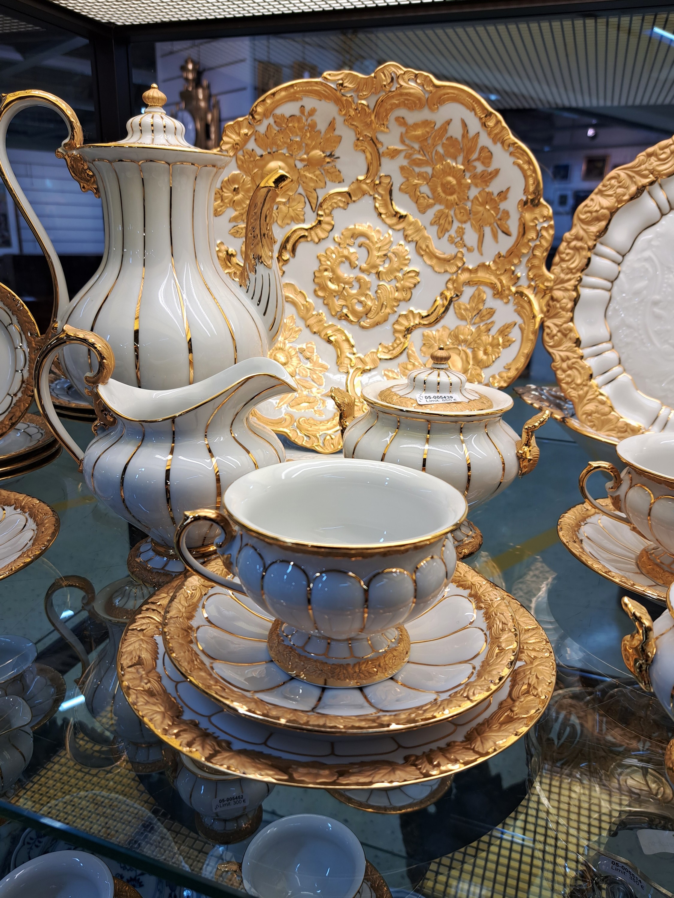 Detail b: Kaffeeservice X-Form, Meissen, 20.Jh., Porzellan, Goldstaffage, 4 Tassen (davon 2x 2 .Wahl), 4 UT, 4 Gebäckteller D. 14cm, 4 Kuchenteller D. 19cm, ...