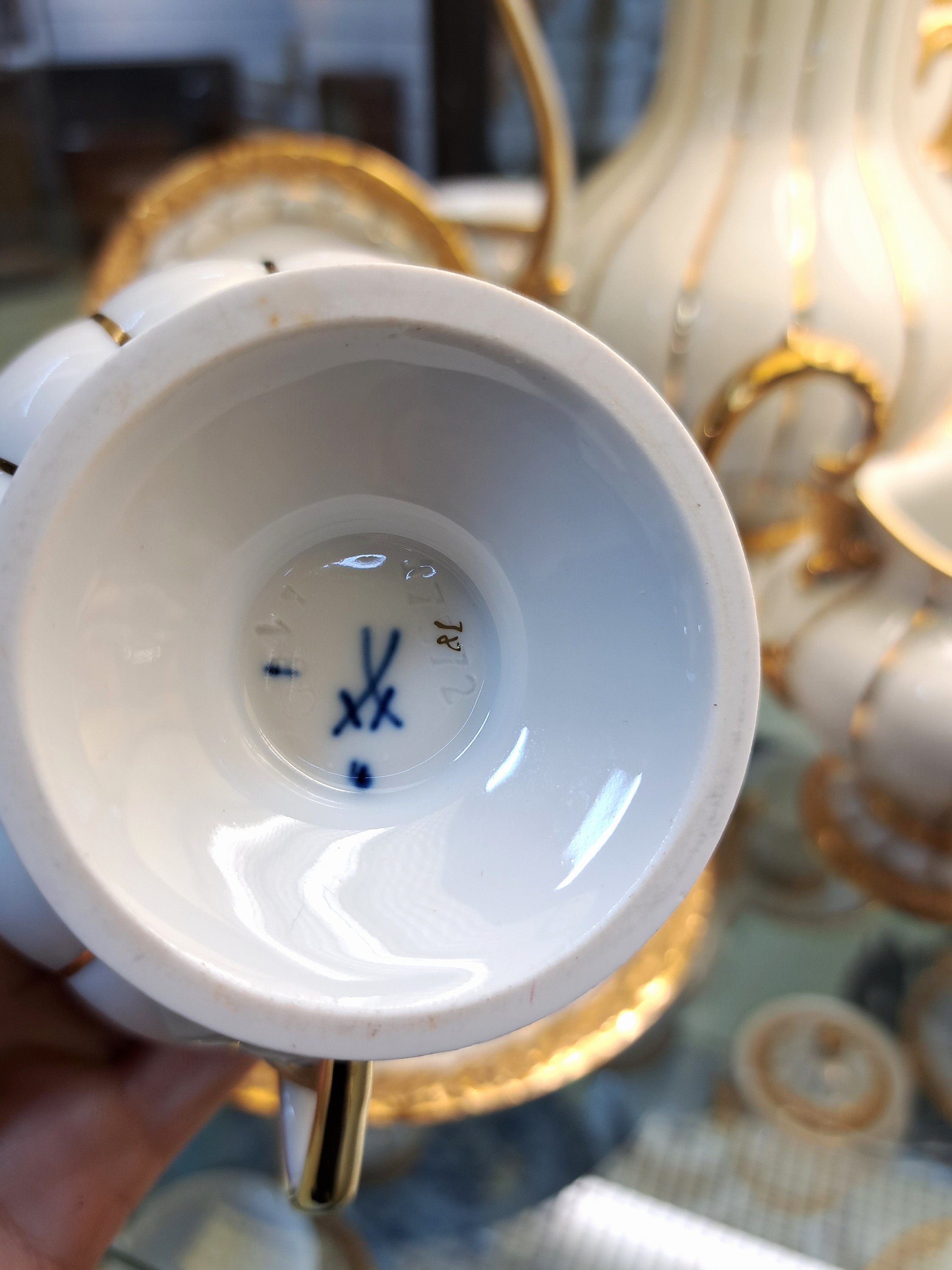 Detail d: Kaffeeservice X-Form, Meissen, 20.Jh., Porzellan, Goldstaffage, 4 Tassen (davon 2x 2 .Wahl), 4 UT, 4 Gebäckteller D. 14cm, 4 Kuchenteller D. 19cm, ...