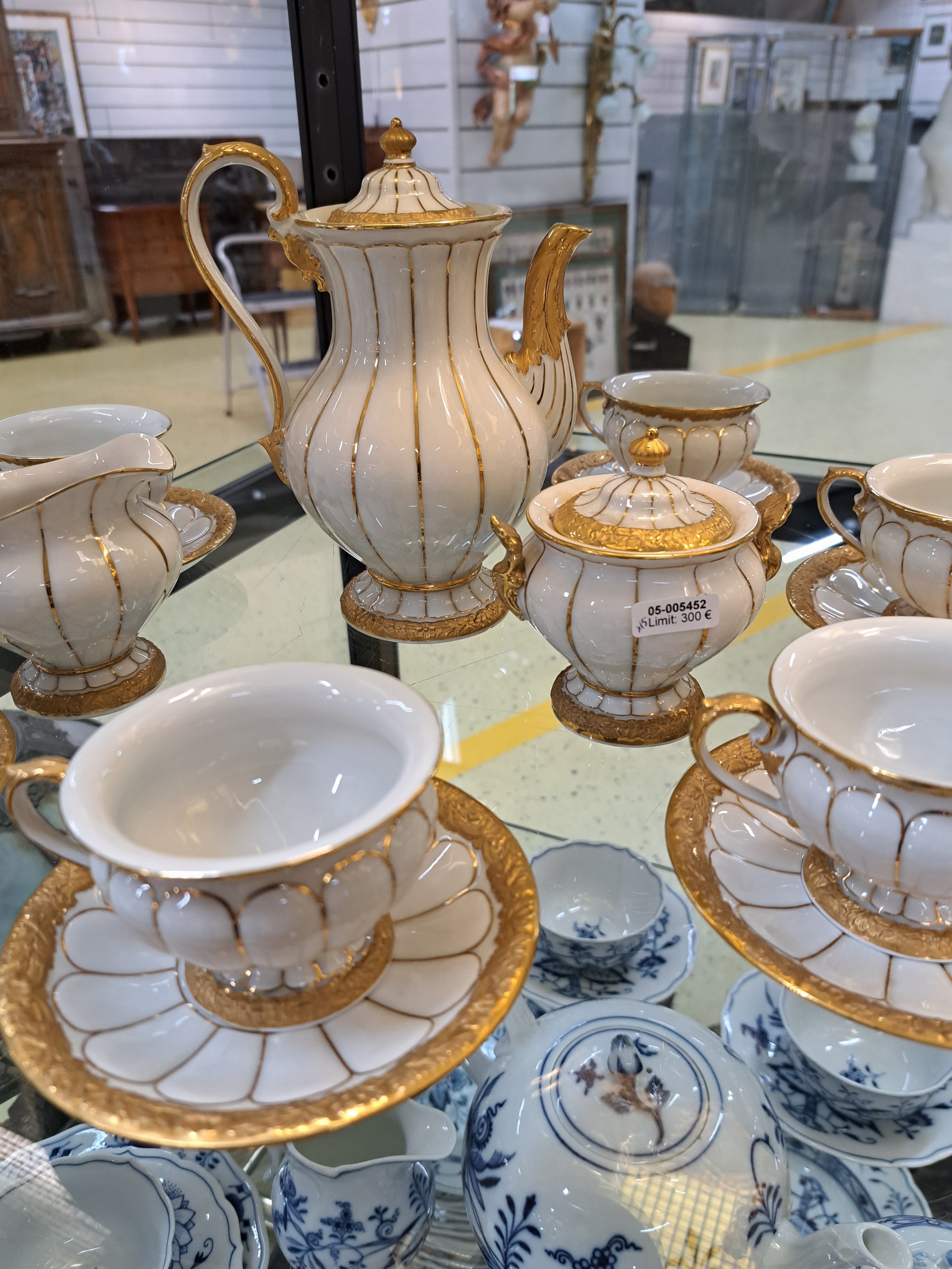 Detail f: Kaffeeservice X-Form, Meissen, 20.Jh., Porzellan, Goldstaffage, 4 Tassen (davon 2x 2 .Wahl), 4 UT, 4 Gebäckteller D. 14cm, 4 Kuchenteller D. 19cm, ...