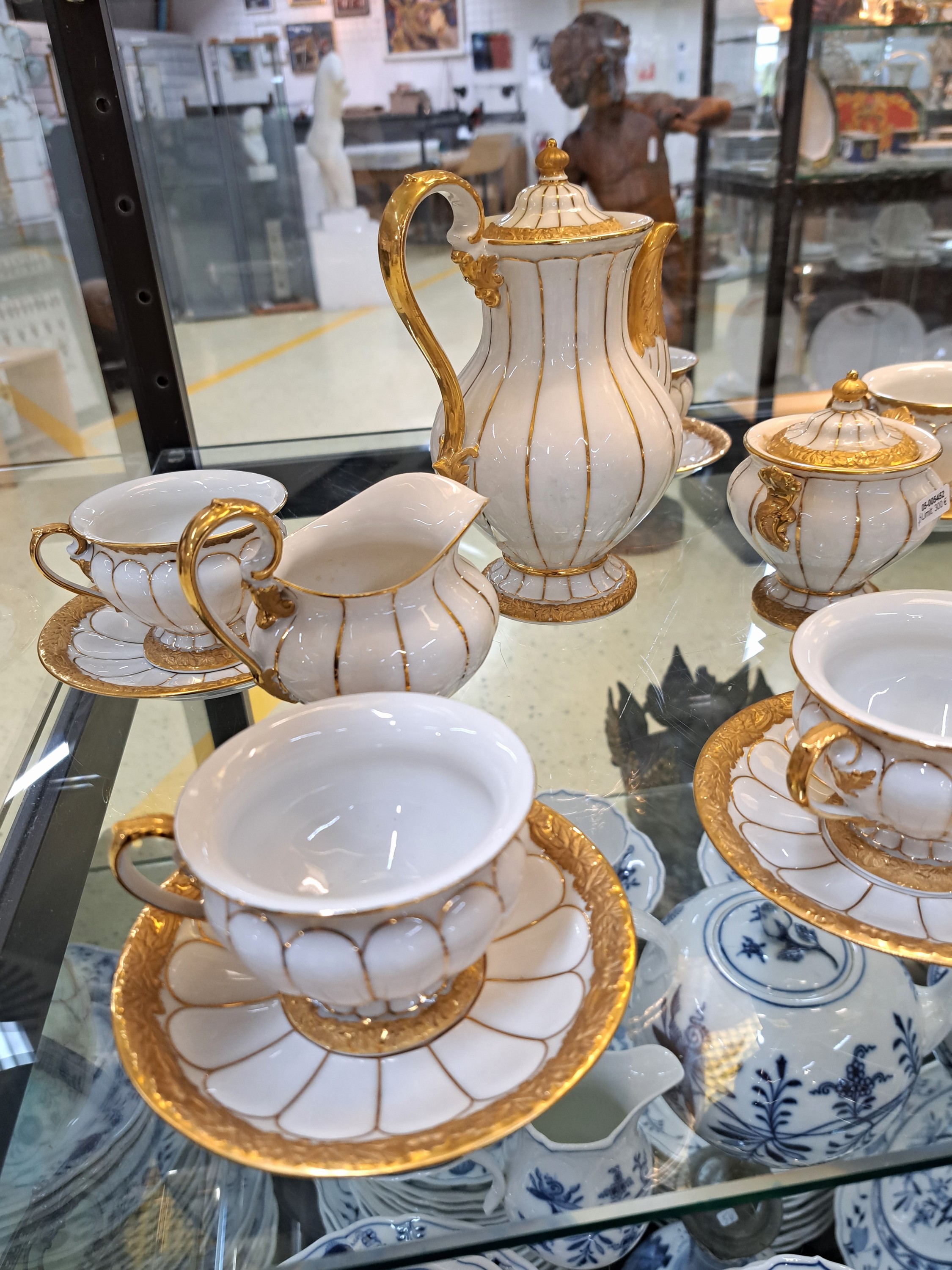 Detail g: Kaffeeservice X-Form, Meissen, 20.Jh., Porzellan, Goldstaffage, 4 Tassen (davon 2x 2 .Wahl), 4 UT, 4 Gebäckteller D. 14cm, 4 Kuchenteller D. 19cm, ...
