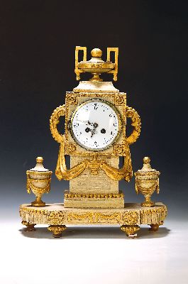 Image 26919177 - Tischuhr, Klassizismus, süddeutsch, um 1800, gefasstes Holzgehäuse, im Sockel ...