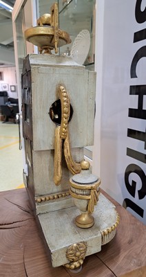 26919177d - Tischuhr, Klassizismus, süddeutsch, um 1800, gefasstes Holzgehäuse, im Sockel ...