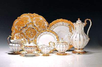 Image 26919192 - Kaffeeservice X-Form, Meissen, 20.Jh., Porzellan, Goldstaffage, 4 Tassen (davon 2x 2 ...