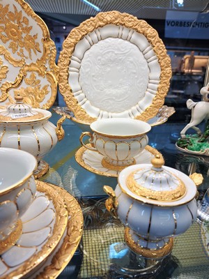 26919192a - Kaffeeservice X-Form, Meissen, 20.Jh., Porzellan, Goldstaffage, 4 Tassen (davon 2x 2 ...