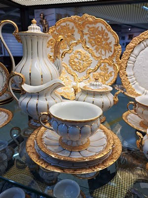 26919192b - Kaffeeservice X-Form, Meissen, 20.Jh., Porzellan, Goldstaffage, 4 Tassen (davon 2x 2 ...
