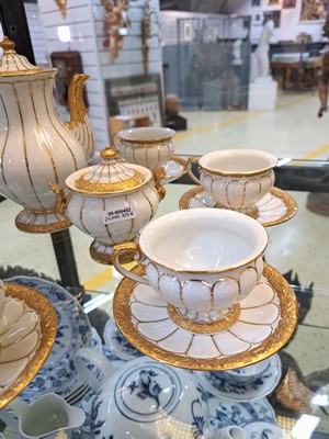 26919192e - Kaffeeservice X-Form, Meissen, 20.Jh., Porzellan, Goldstaffage, 4 Tassen (davon 2x 2 ...