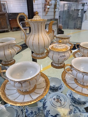 26919192f - Kaffeeservice X-Form, Meissen, 20.Jh., Porzellan, Goldstaffage, 4 Tassen (davon 2x 2 ...