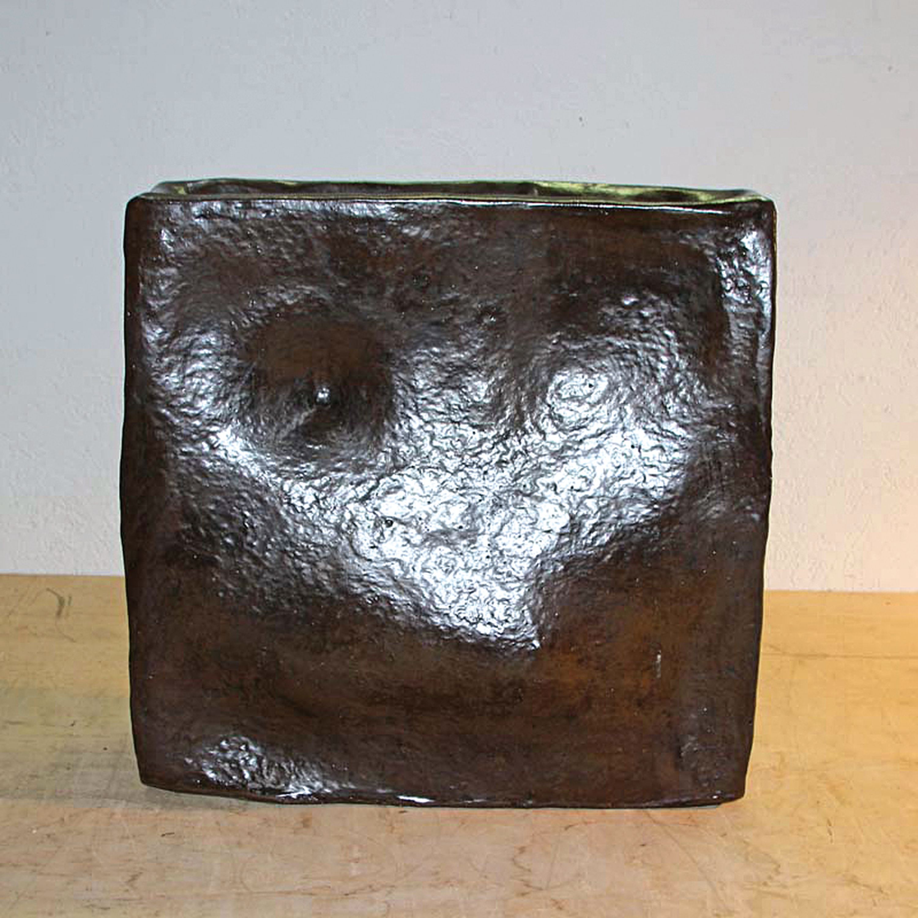 Große Vase bzw. skulpturales Objekt, wohl Ernst Stauber (1921-2023), Keramik, braun glasiert, rechteckiger Korpus mit organischen Ein- und ...