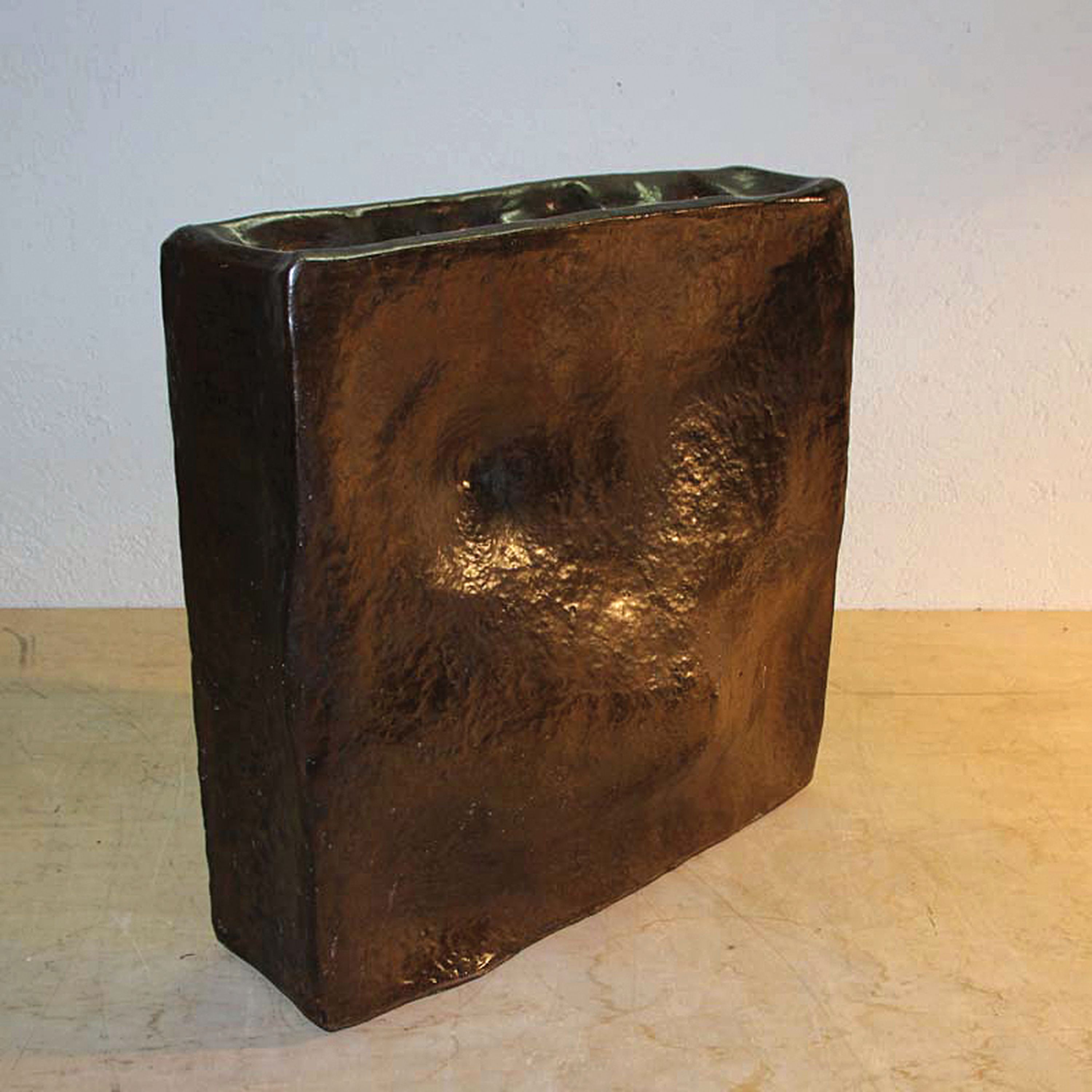 Detail a: Große Vase bzw. skulpturales Objekt, wohl Ernst Stauber (1921-2023), Keramik, braun glasiert, rechteckiger Korpus mit organischen Ein- und ...