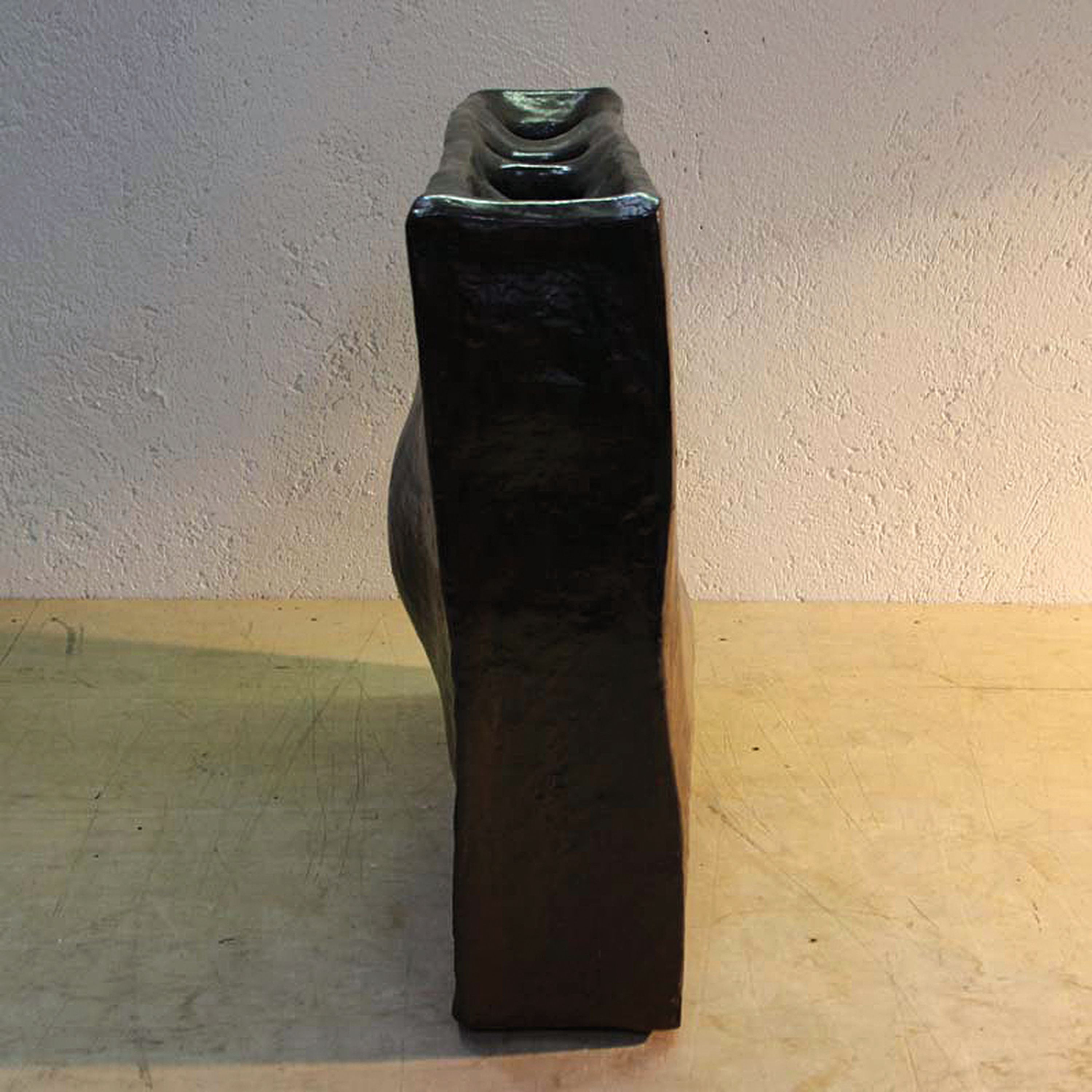 Detail c: Große Vase bzw. skulpturales Objekt, wohl Ernst Stauber (1921-2023), Keramik, braun glasiert, rechteckiger Korpus mit organischen Ein- und ...