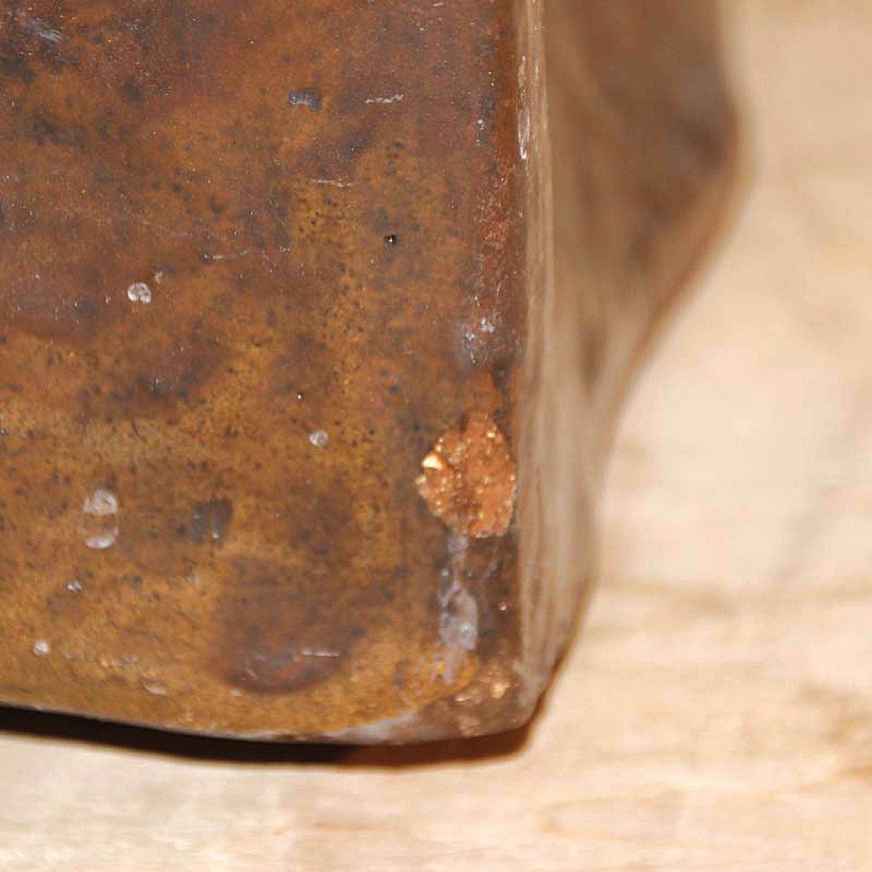Detail e: Große Vase bzw. skulpturales Objekt, wohl Ernst Stauber (1921-2023), Keramik, braun glasiert, rechteckiger Korpus mit organischen Ein- und ...