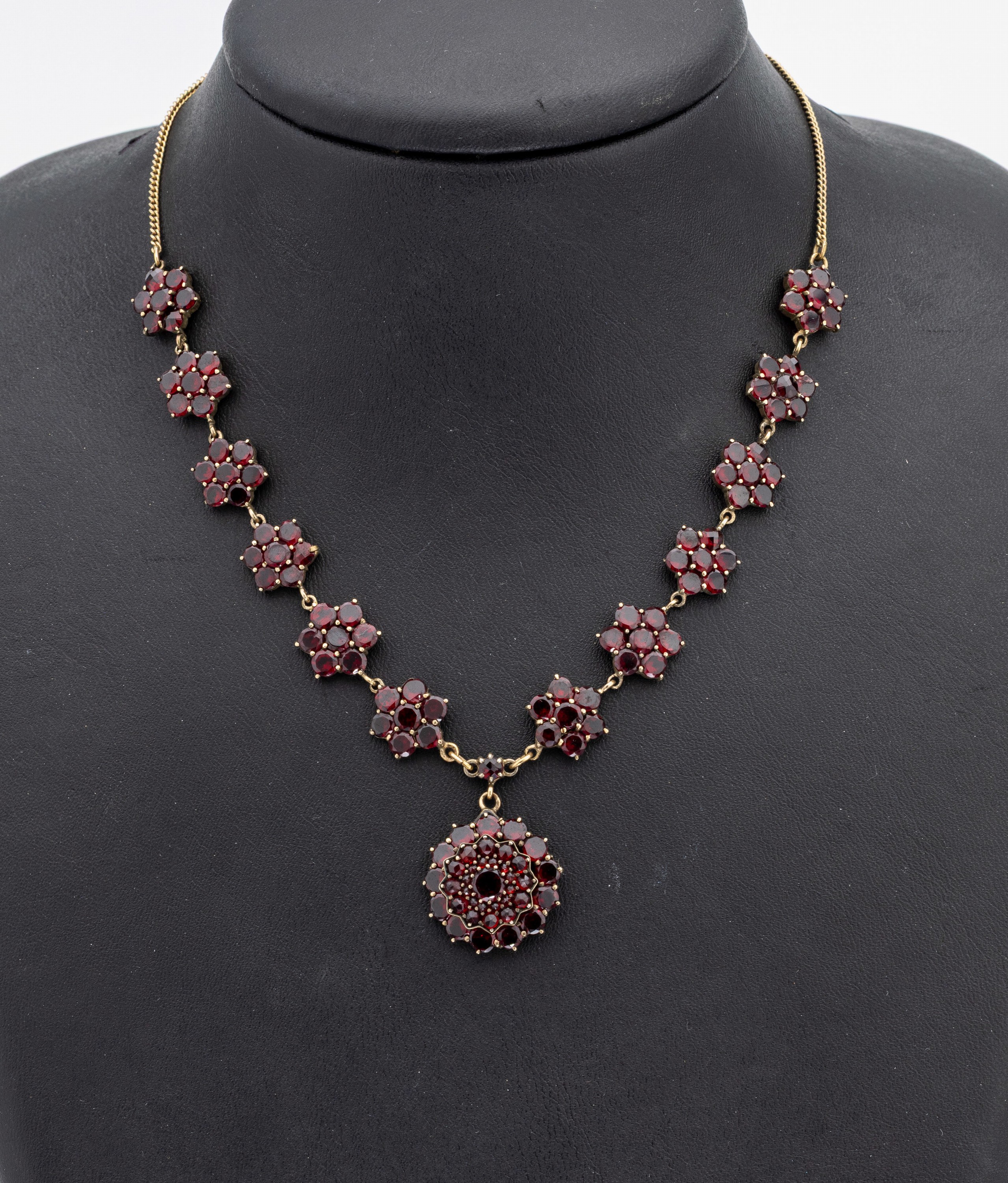 Granat-Collier, deutsch um 1910, Metall verg., blütenförm. Elemente mit Spiegelgranaten, schöne Farbe, Kette sek., L. ca. 46 cm, ...