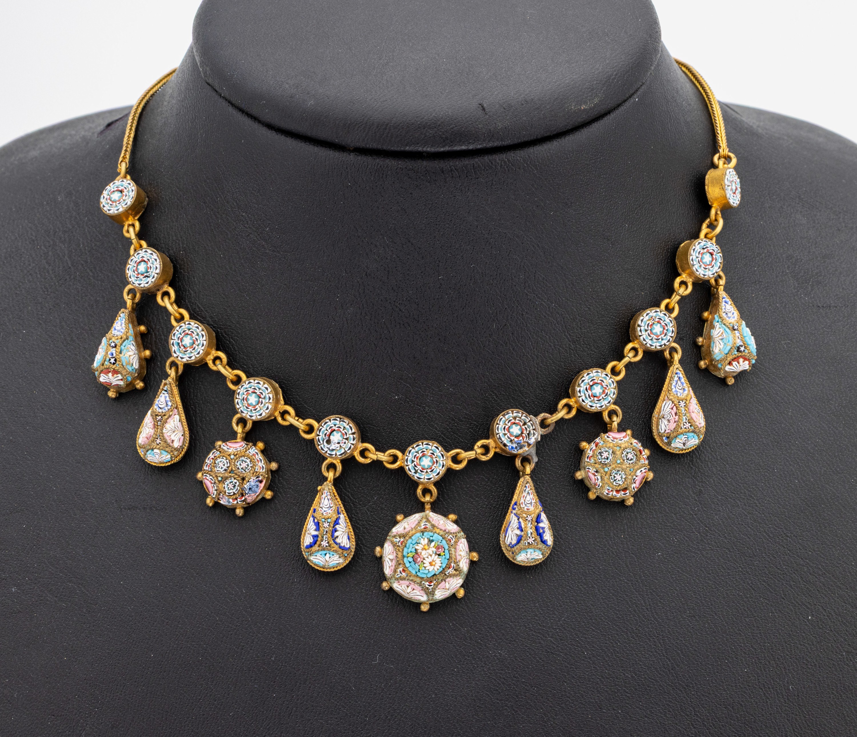 Collier mit Mikromosaikeinlagen, Metall verg., Italien um 1900, bewegl. Abhängungen inversch. Formen, bunte Mikromosaikeinlagen, florale ...