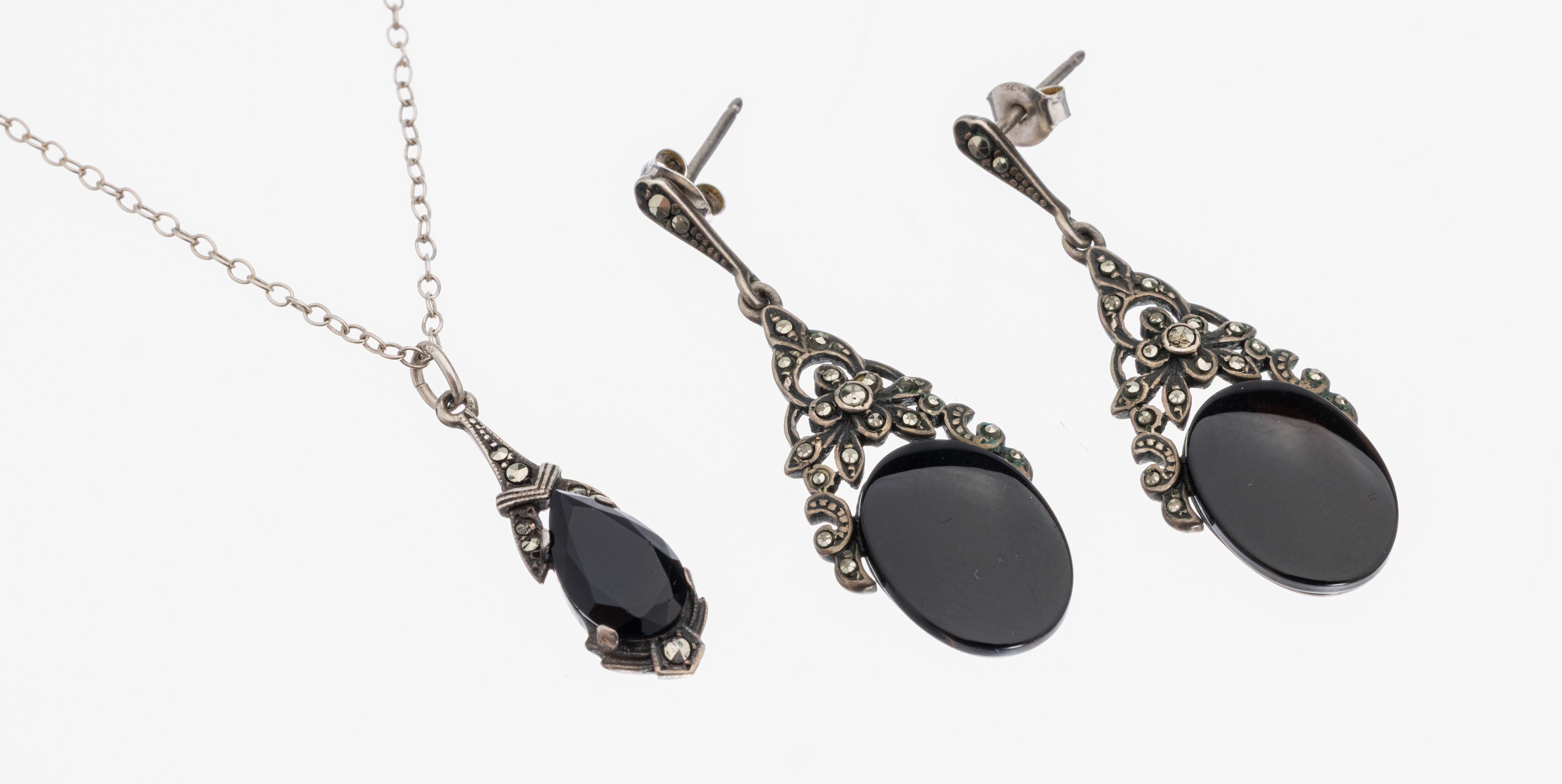Onyx-Markasit-Konvolut, Silber, in der Art des Art-Deco, best. aus: Collier, 835er, facett. Onyxtropfen, Markasitbes., L. ca. 44 cm, ...