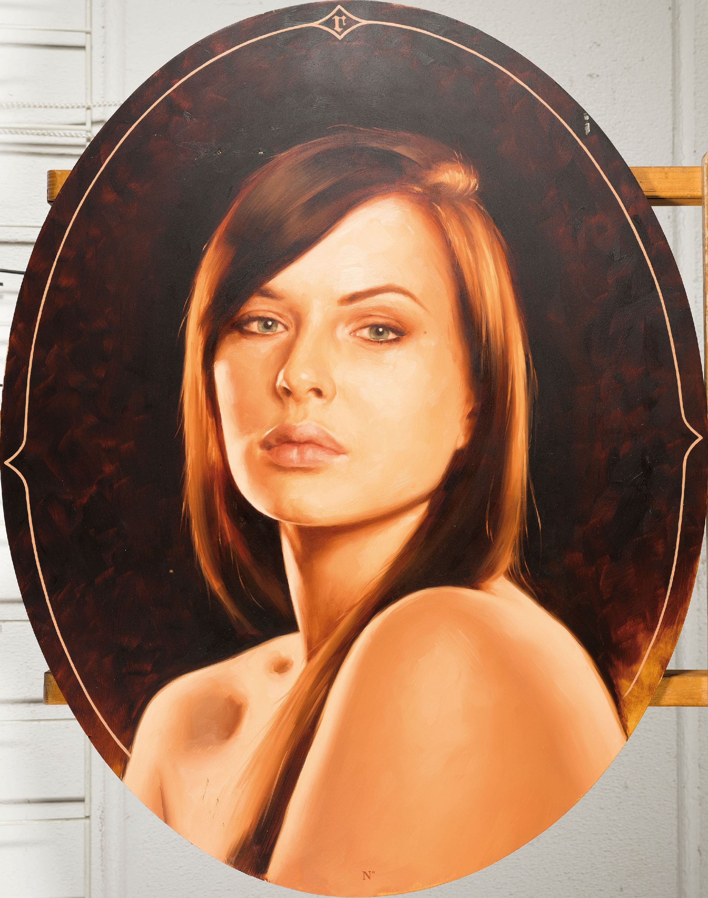 Detail k: Aaron Nagel, zeitgenössischer Künstler aus Portland, Royalty III,Öl/Holz, Damenporträt,77x51 cm, l. Gebr. bzw. Kratzspuren im Hintergrund, oval