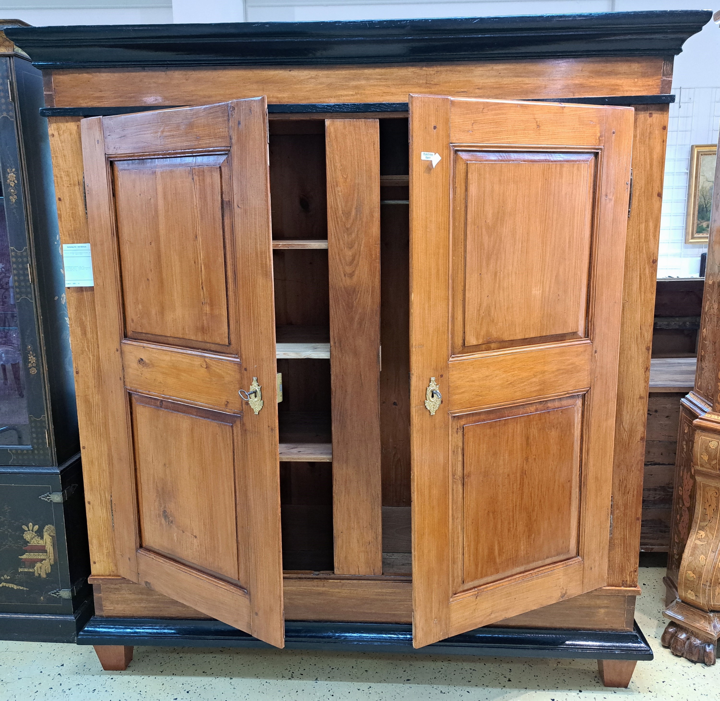 Detail d: Biedermeier-Schrank, um 1830, Kirschbaum massiv, Zargen geschwärzt, Türen kassettiert, Schlüssel, ca. 200x183x64 cm, EZ 2-3