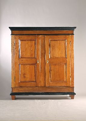 Image Biedermeier-Schrank, um 1830, Kirschbaum massiv, Zargen geschwärzt, Türen ...