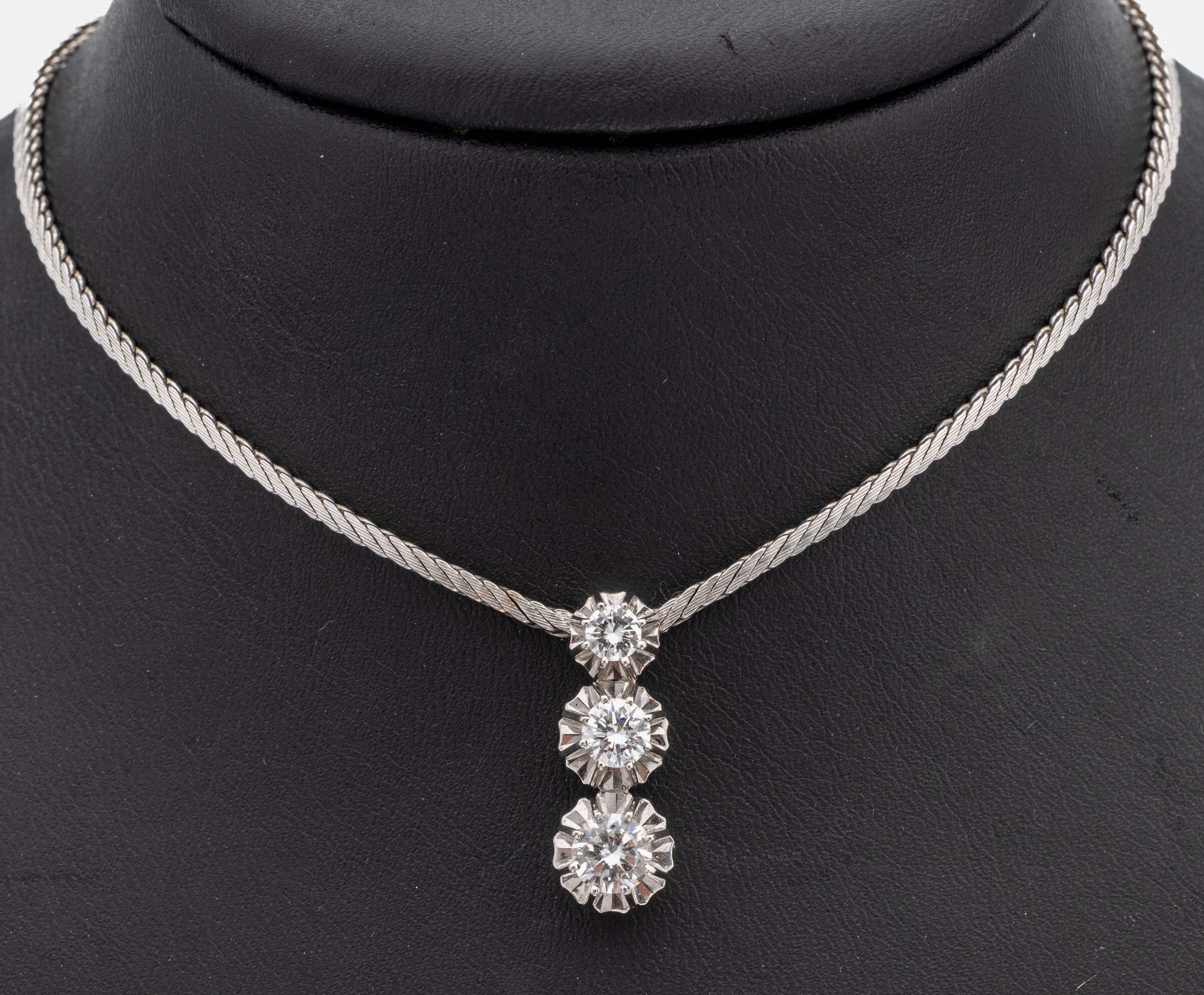 14 kt Gold Brillant-Collier, WG 585/000, bes. mit 3 Brillanten im Verlauf, 1 x 0.75 ct,1 x 0.50 ct, 1 x 0.25 ct, total 1.50 ct Weiß/vvs, (lt. ...