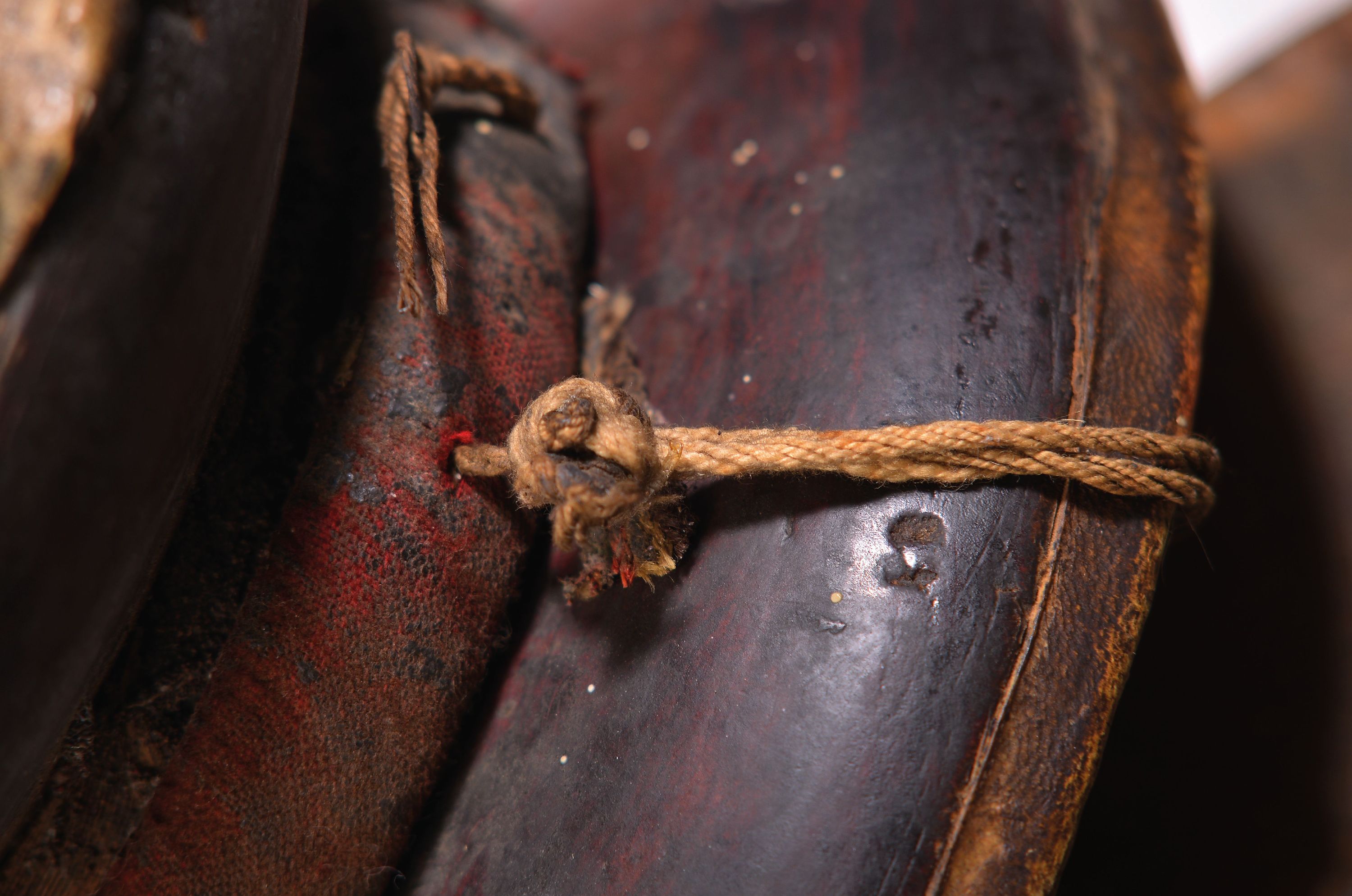 Detail a: Paar Trommeln, Tibet, Anfang 20.Jh., Holzkorpus, mit Lederhäuten bespannt, mit Stoffwicklung, D. 20 cm