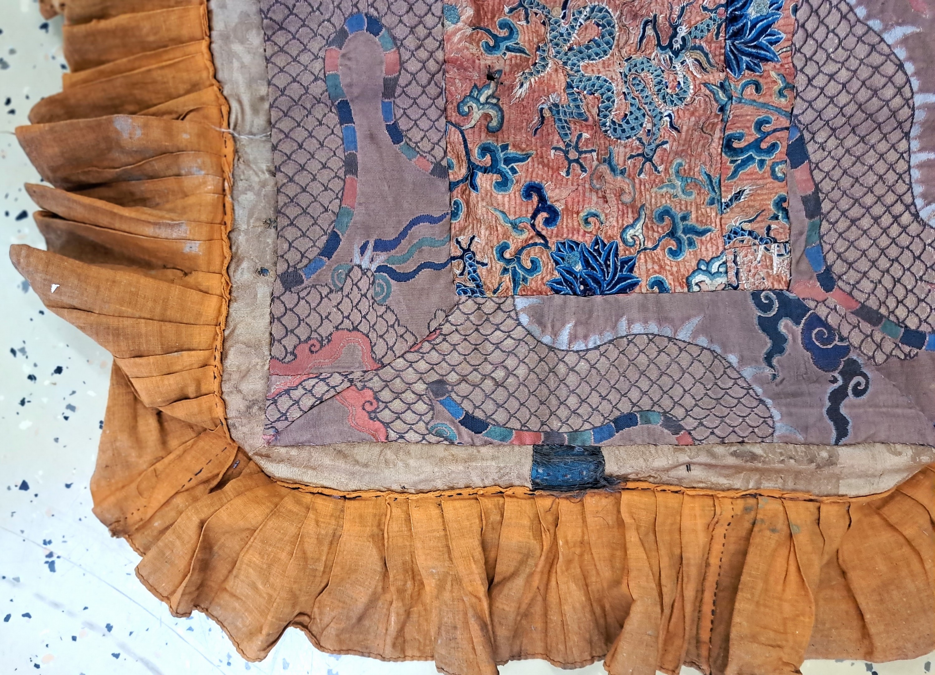 Detail b: Kindertrage, Tibet, 20.Jh., Seidenstickerei auf Stoff, 75x75 cm