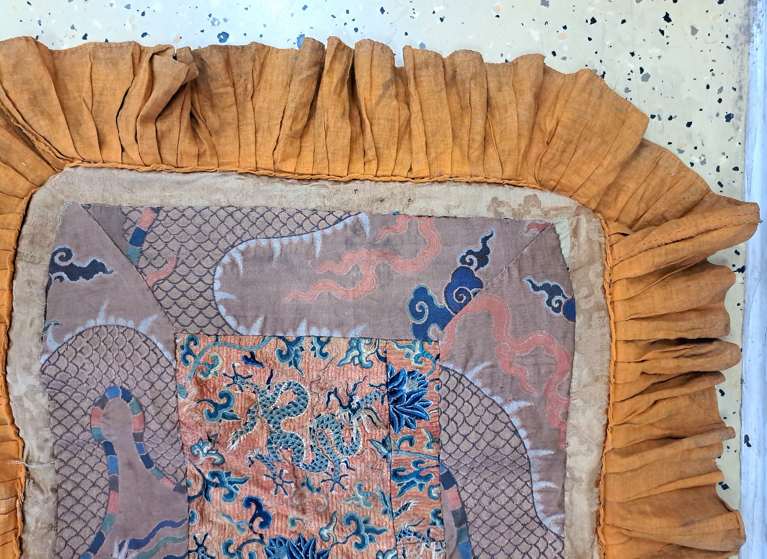 Detail e: Kindertrage, Tibet, 20.Jh., Seidenstickerei auf Stoff, 75x75 cm