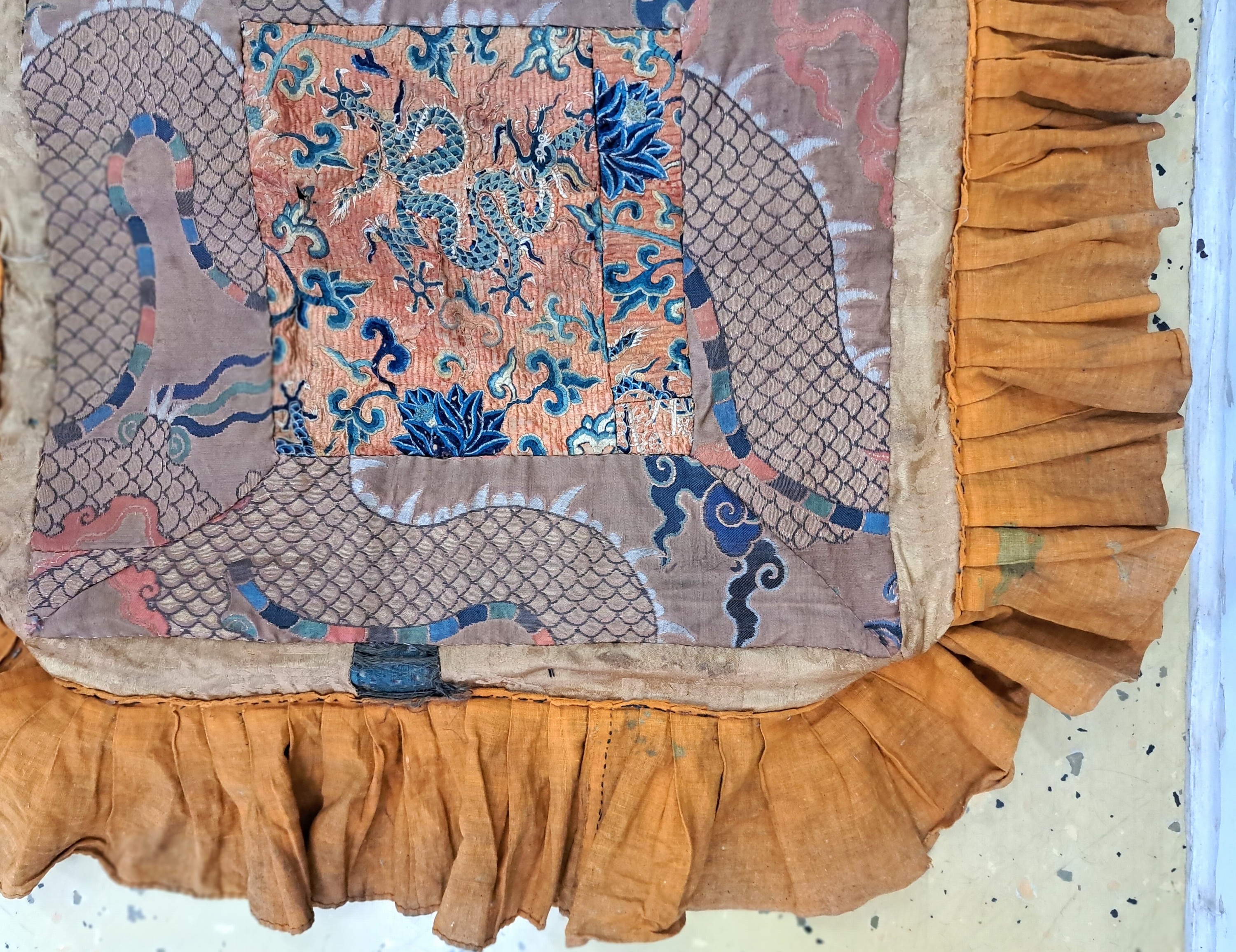 Detail f: Kindertrage, Tibet, 20.Jh., Seidenstickerei auf Stoff, 75x75 cm