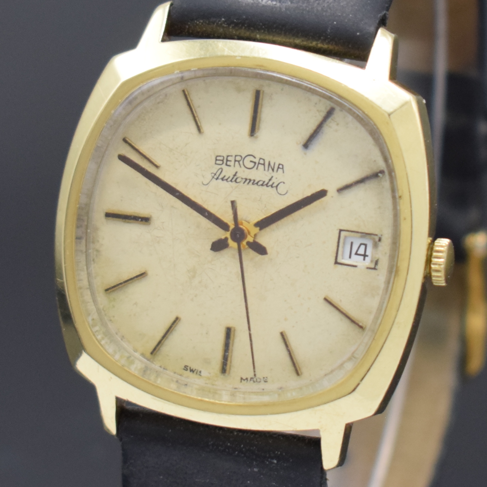 Detail a: BERGANA Herrenarmbanduhr in GG 585/000, Schweiz um 1970, umgebaut auf quartz, Kissen- förm. Geh., Boden aufgedr., silb. Zifferbl. pat., Datum b. 3, ...