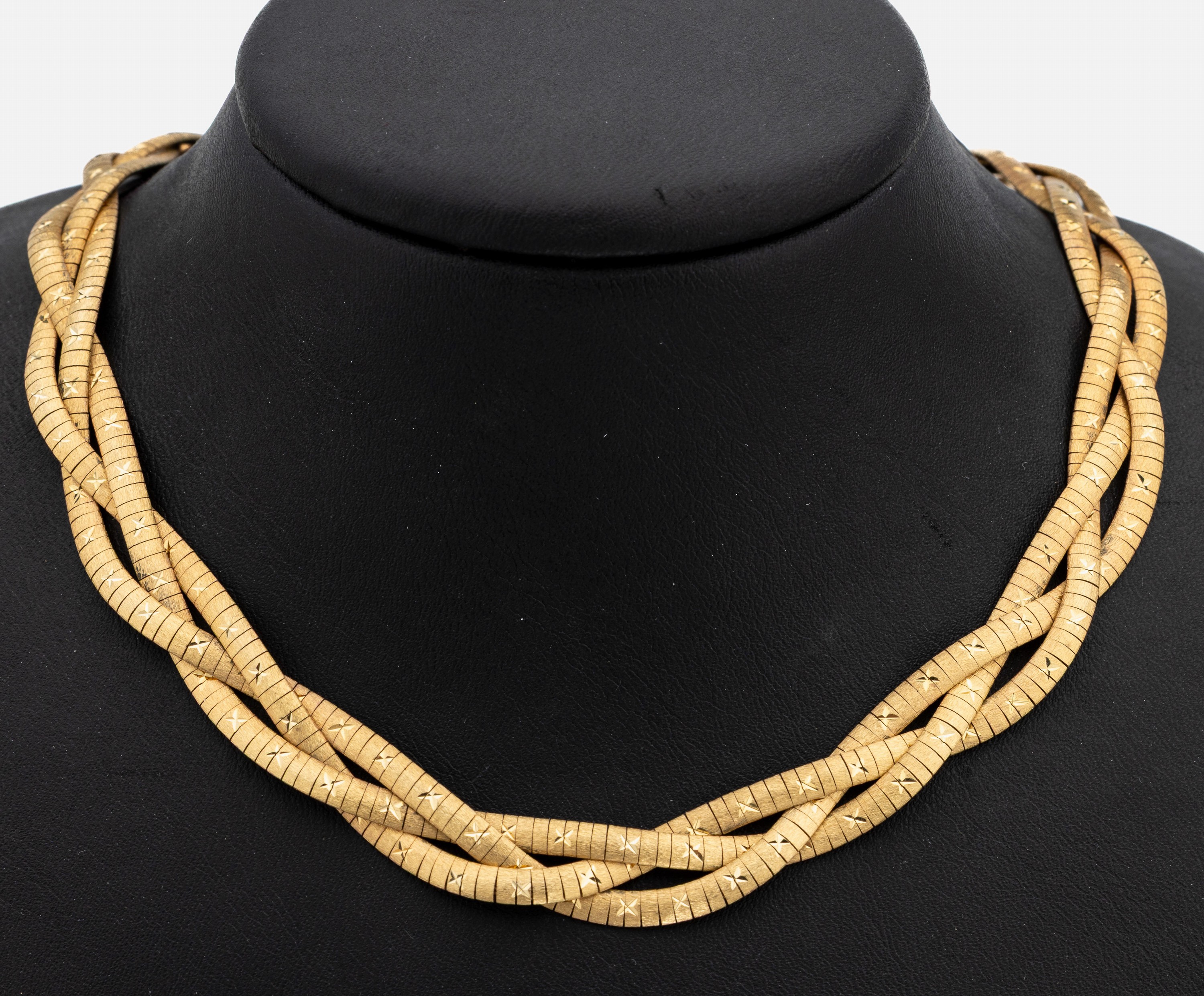 14 kt Gold Collier, GG 585/000, 3-rhg. Flechtoptik, sat. und pol., L. ca. 43 cm, Kastenschloss mit Sicherheitsacht, ca. 57.3 g