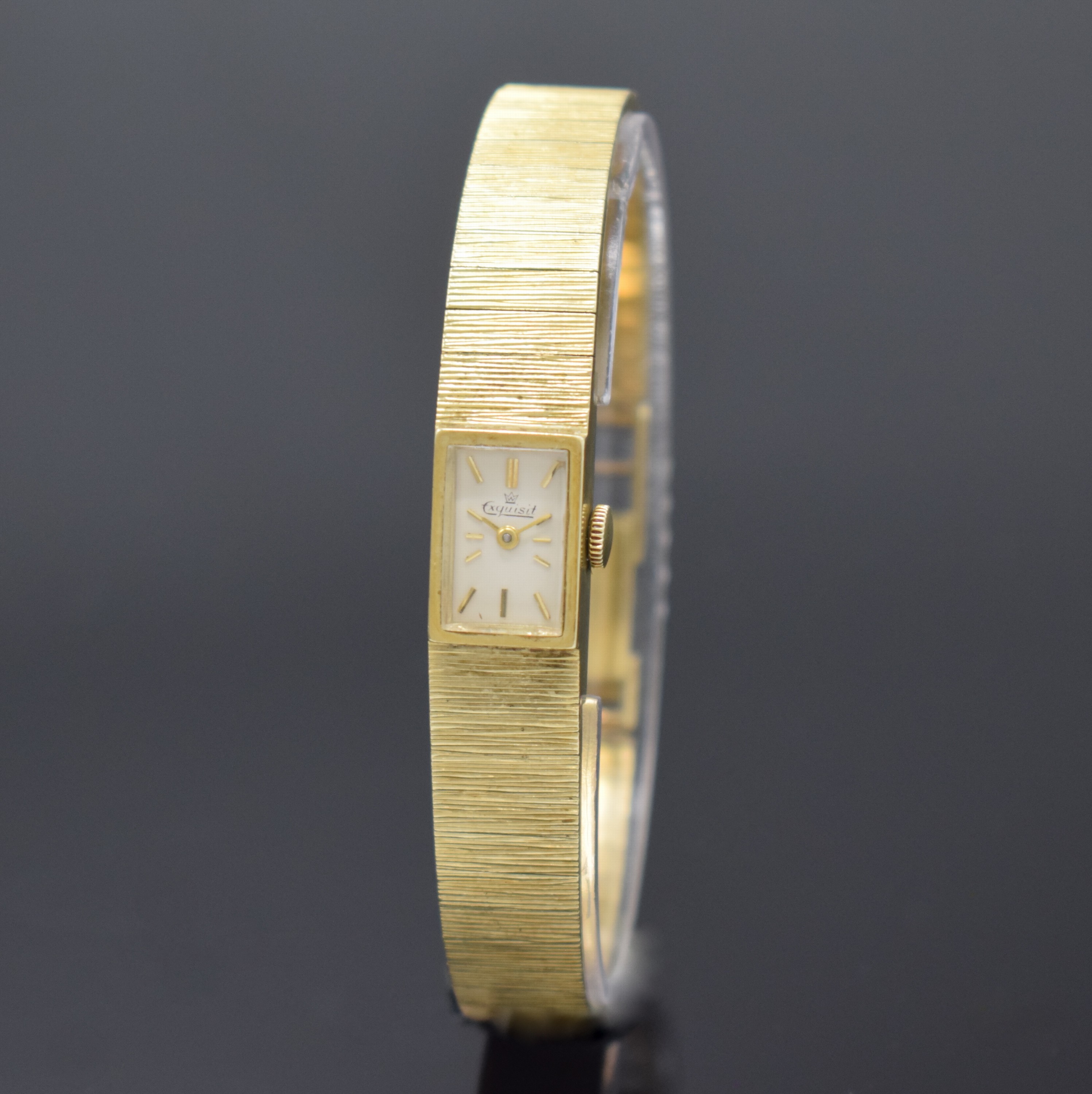 EXQUISIT rechteckige Damenarmbanduhr in GG 585/000, Schweiz um 1970, Handaufzug, 2-tlg. Geh., Boden aufgedr., integr. vorderseitig strukt. ...