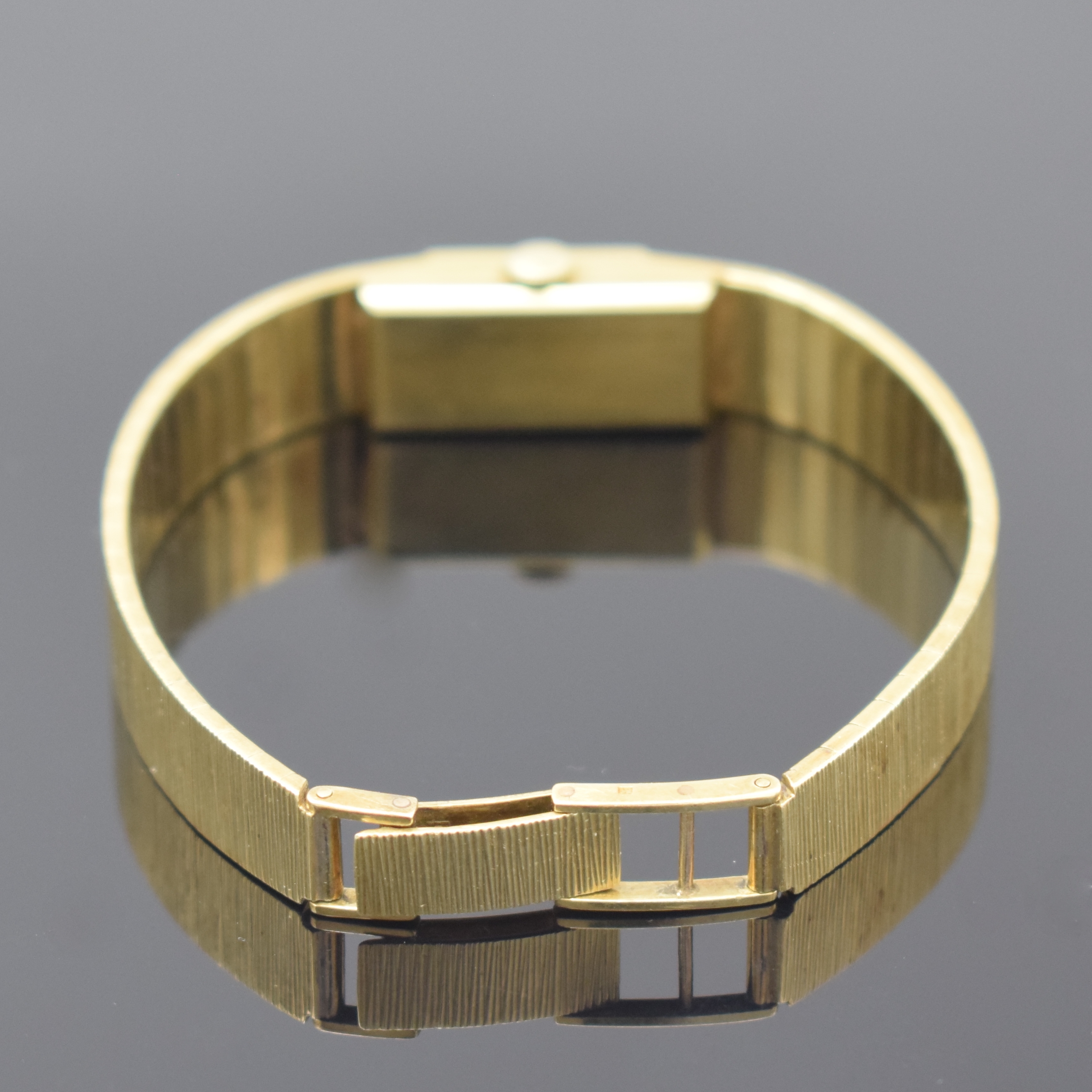 Detail b: EXQUISIT rechteckige Damenarmbanduhr in GG 585/000, Schweiz um 1970, Handaufzug, 2-tlg. Geh., Boden aufgedr., integr. vorderseitig strukt. ...