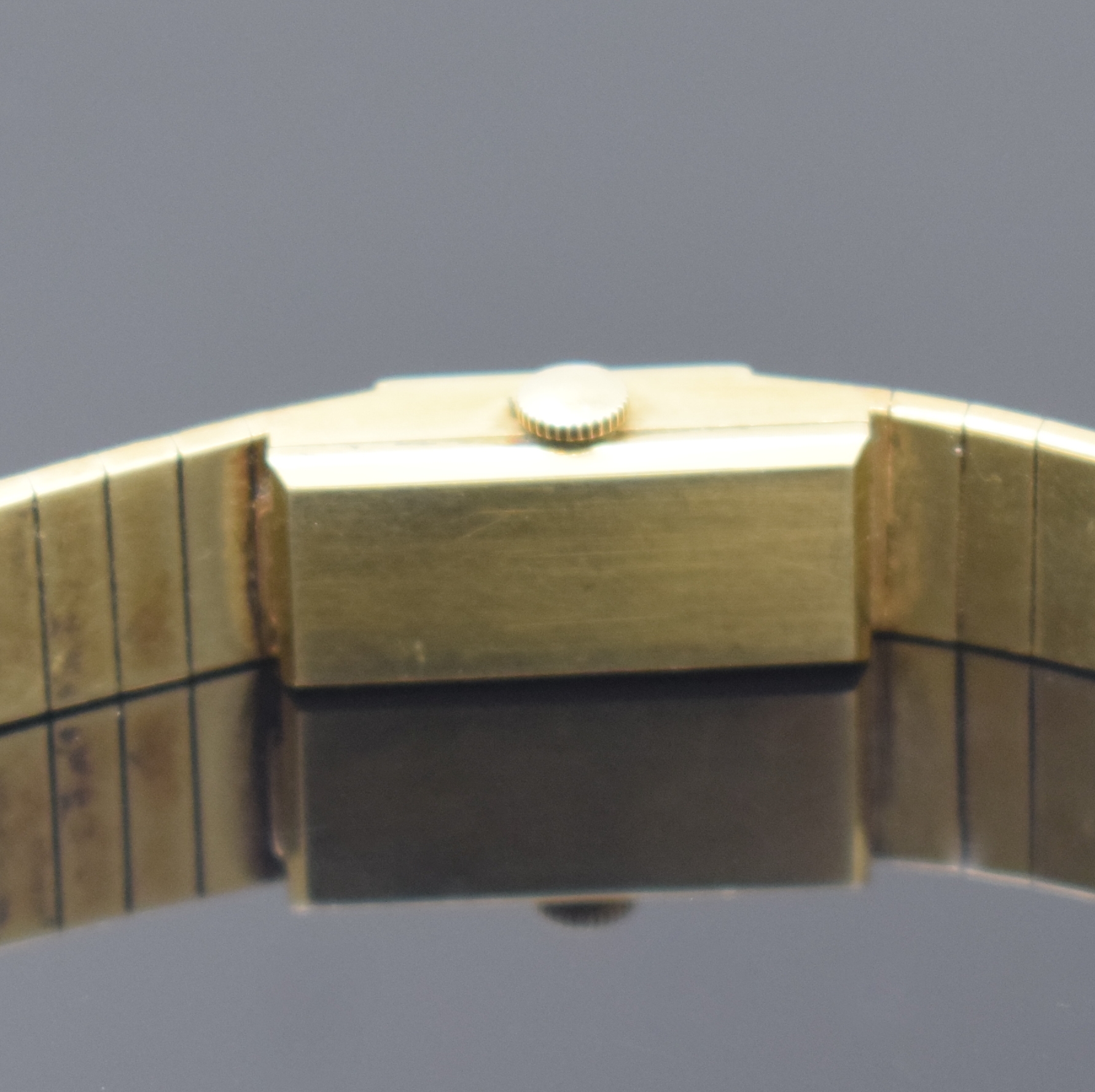 Detail c: EXQUISIT rechteckige Damenarmbanduhr in GG 585/000, Schweiz um 1970, Handaufzug, 2-tlg. Geh., Boden aufgedr., integr. vorderseitig strukt. ...