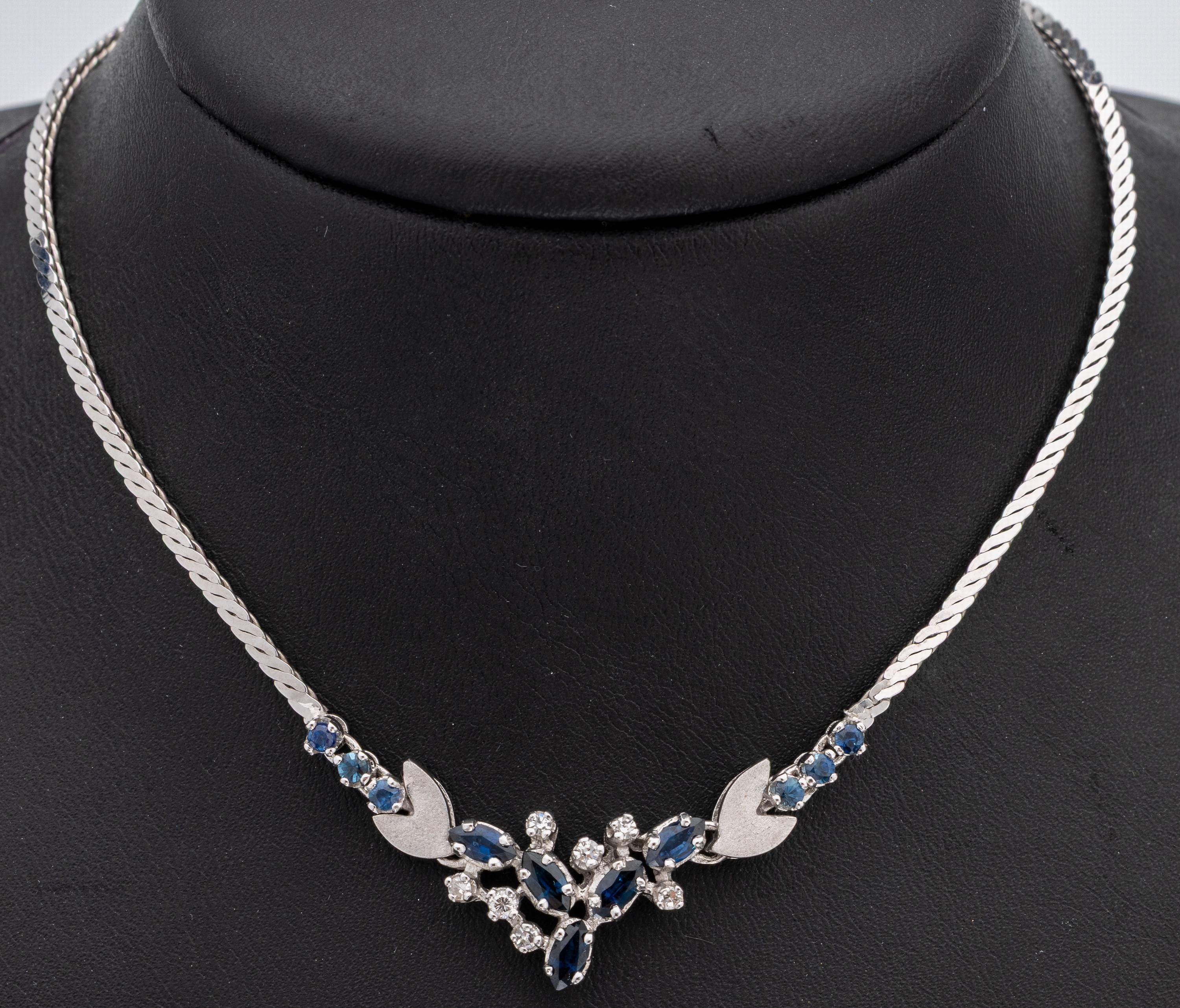 14 kt Gold Saphir-Diamant-Collier, WG 585/000, Mittelteil bes. mit 6 rundfacett. und5 facett. Saphirnavettes zus. ca. 0.85 ct, 7 Diamanten zus. ca. ...