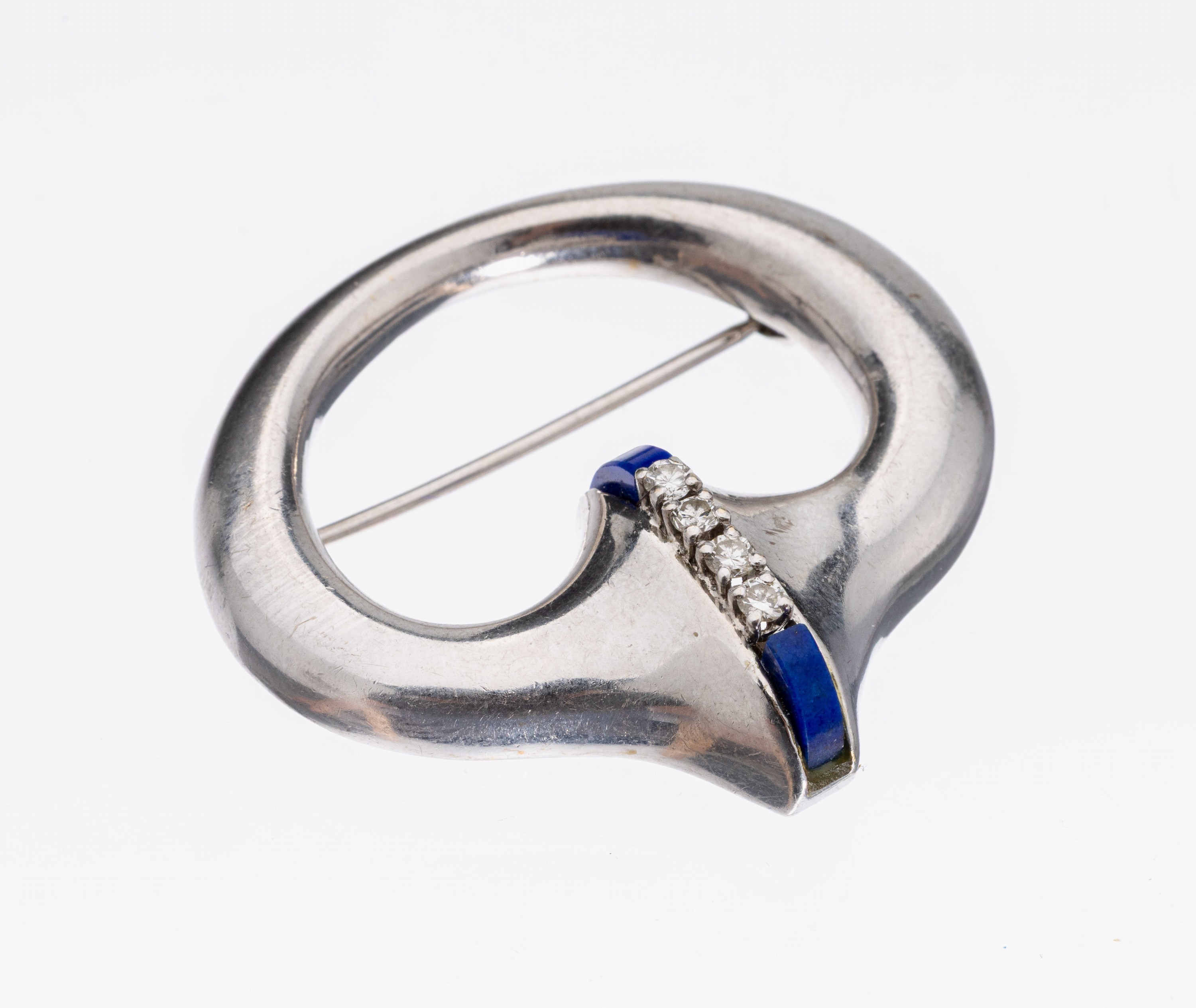 14 kt Gold Brillant-Lapislazuli-Brosche, WG585/000, mittig mit 4 Brillanten zus. ca. 0.12 ct Weiß/si, 2 eingelegte Lapislazuli- platten, D. ca. 3.5 ...