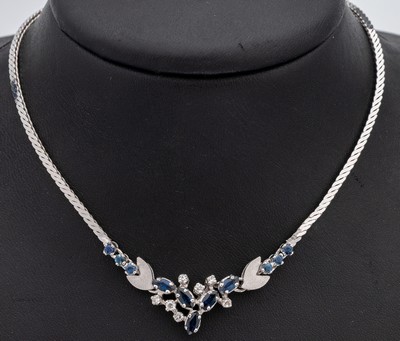 14 kt Gold Saphir-Diamant-Collier,  WG 585/000, Mittelteil bes. mit 6 rundfacett. und5 facett. Saphirnavettes zus. ca. 0.85 ct, 7 Diamanten zus. ca. ...