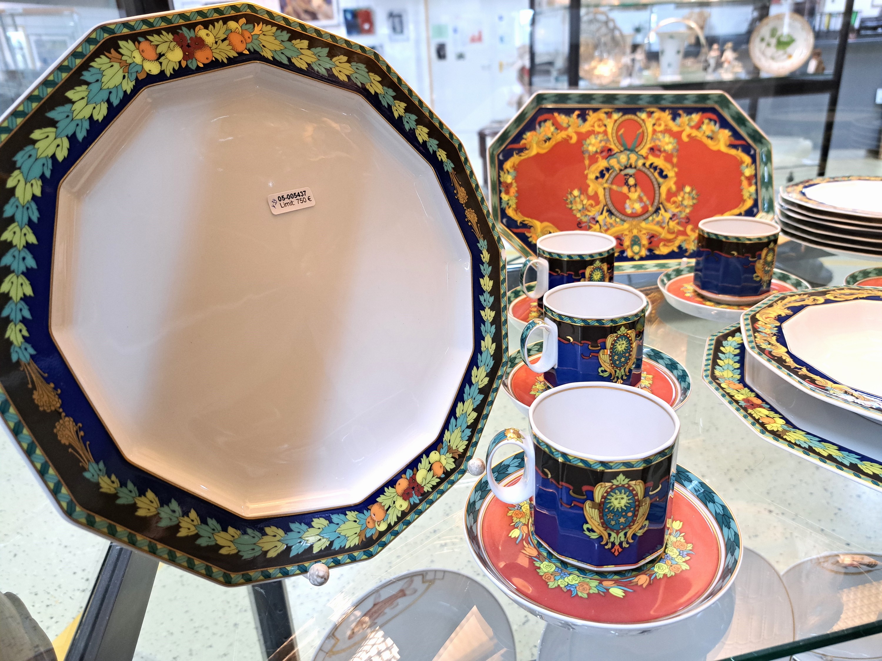 Detail a: Tafelservice für 6-8 Personen, Rosenthal, Entwurf Versace, Le Roi Soleil, 6 Kaffeetassen mit UT, 7 Dessertteller, 9 Menueteller 1x am Rand best., 8 ...