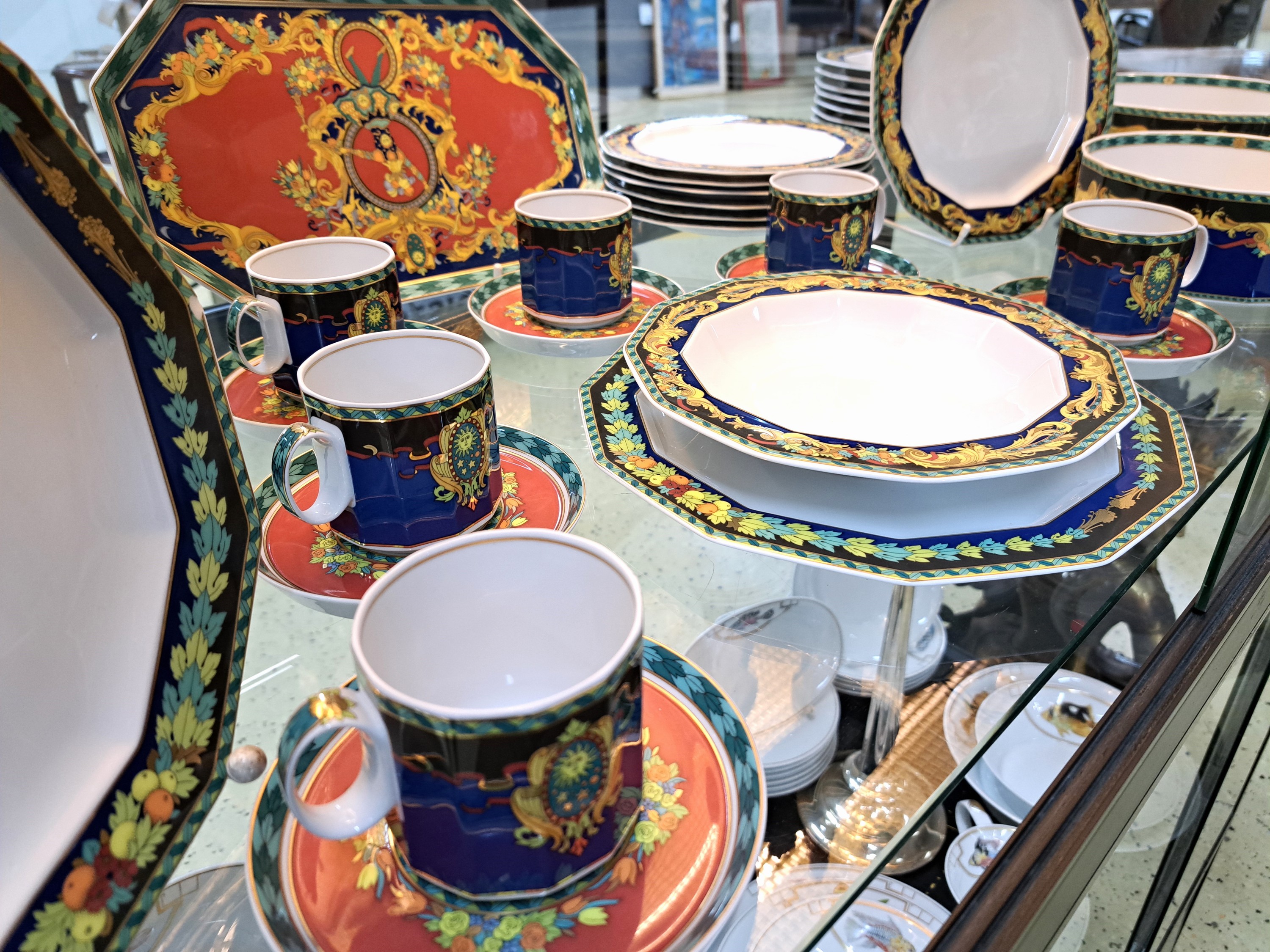 Detail b: Tafelservice für 6-8 Personen, Rosenthal, Entwurf Versace, Le Roi Soleil, 6 Kaffeetassen mit UT, 7 Dessertteller, 9 Menueteller 1x am Rand best., 8 ...