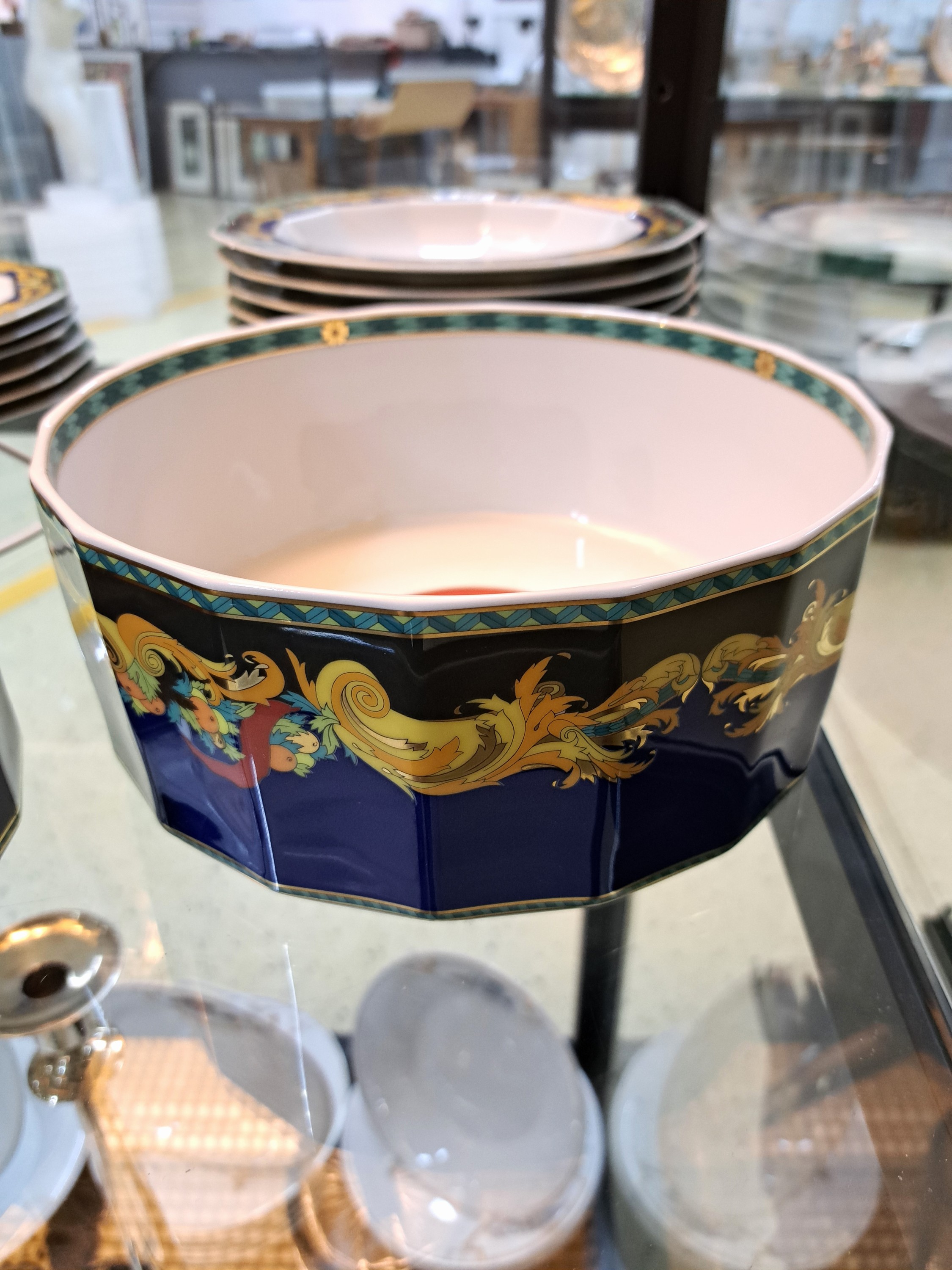 Detail c: Tafelservice für 6-8 Personen, Rosenthal, Entwurf Versace, Le Roi Soleil, 6 Kaffeetassen mit UT, 7 Dessertteller, 9 Menueteller 1x am Rand best., 8 ...
