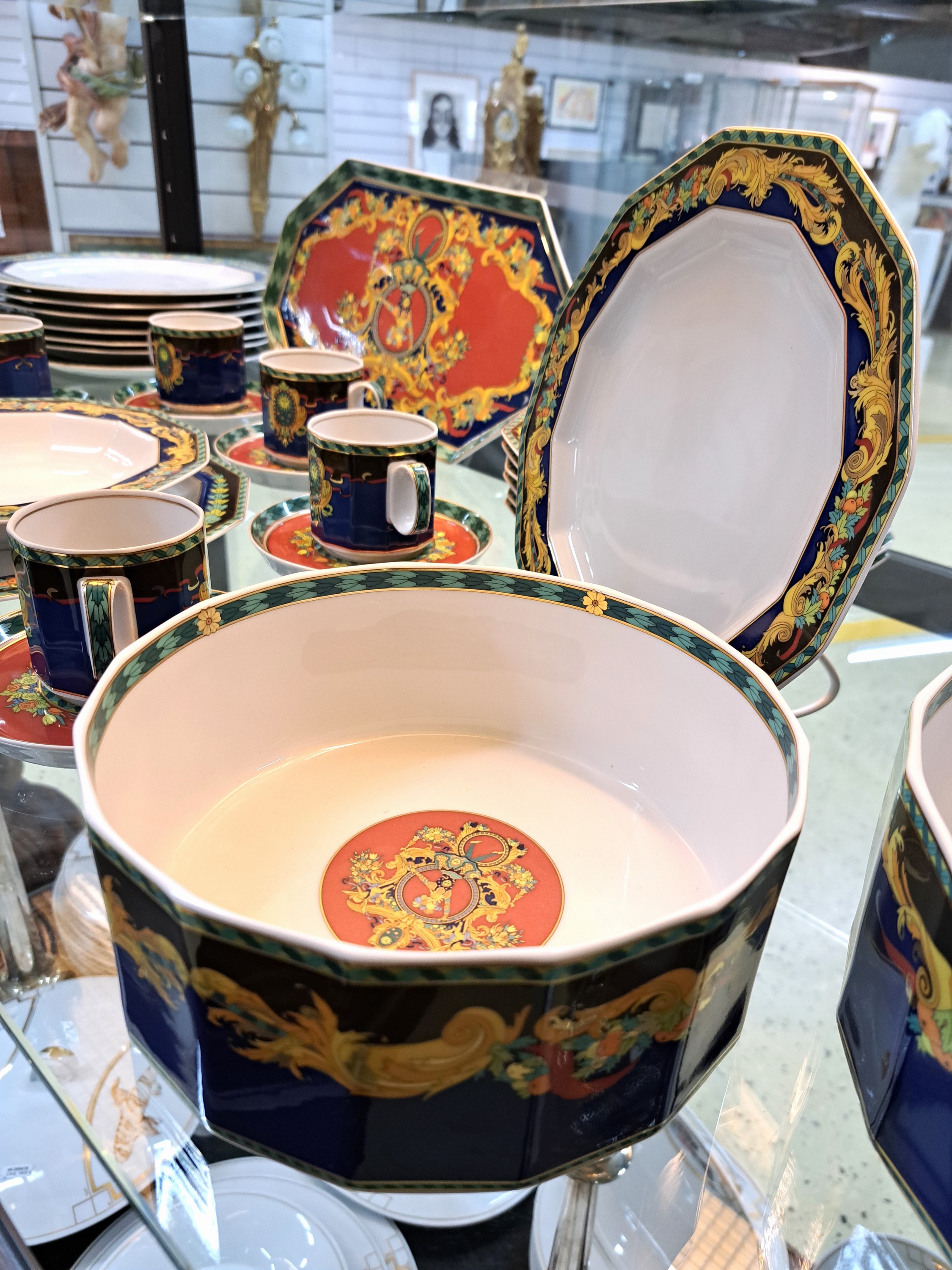 Detail d: Tafelservice für 6-8 Personen, Rosenthal, Entwurf Versace, Le Roi Soleil, 6 Kaffeetassen mit UT, 7 Dessertteller, 9 Menueteller 1x am Rand best., 8 ...