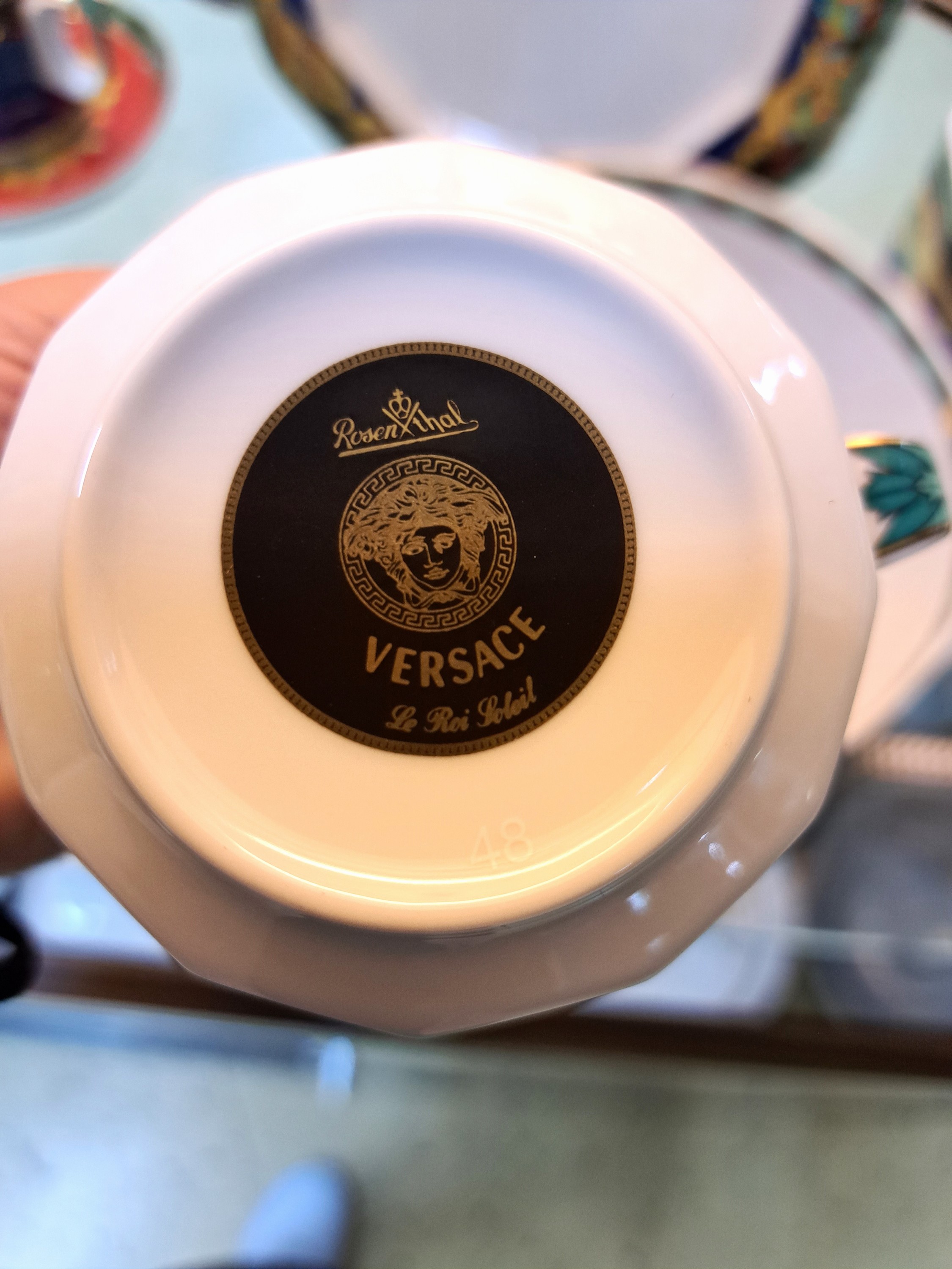 Detail e: Tafelservice für 6-8 Personen, Rosenthal, Entwurf Versace, Le Roi Soleil, 6 Kaffeetassen mit UT, 7 Dessertteller, 9 Menueteller 1x am Rand best., 8 ...