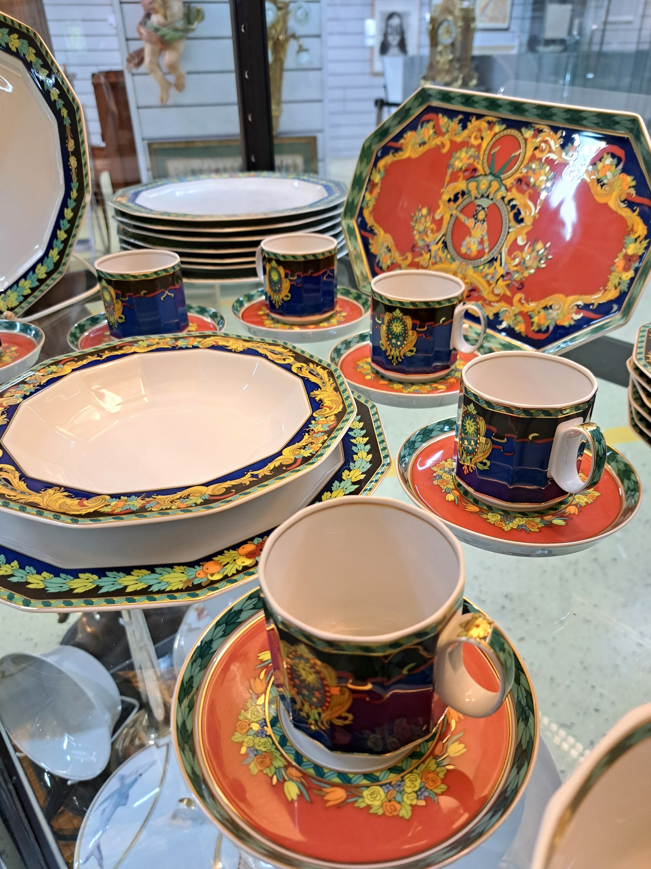 Detail f: Tafelservice für 6-8 Personen, Rosenthal, Entwurf Versace, Le Roi Soleil, 6 Kaffeetassen mit UT, 7 Dessertteller, 9 Menueteller 1x am Rand best., 8 ...