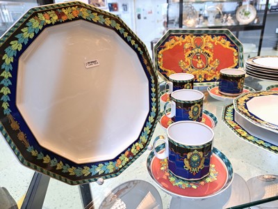 26919876a - Tafelservice für 6-8 Personen, Rosenthal, Entwurf Versace, Le Roi Soleil, 6 ...