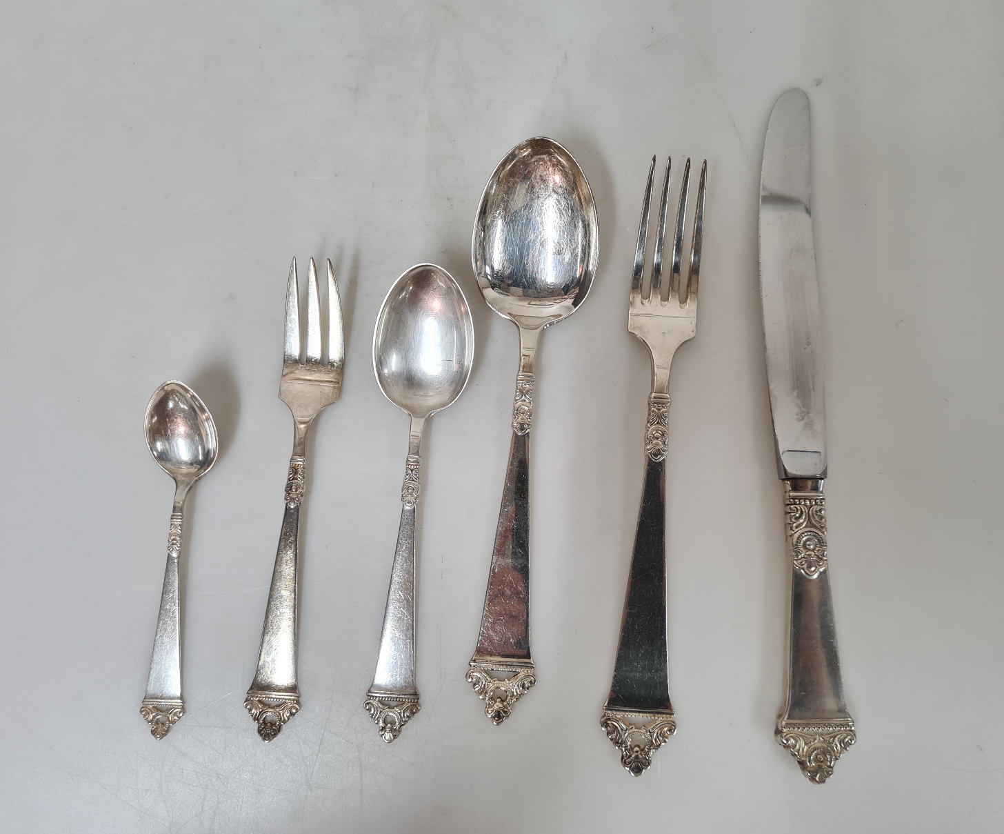 Silberbesteck, Norwegen, 20.Jh., 830er-Silber, 5 Tafelgabeln, 6 Tafelmesser, 5 Tafellöffel, 5 Dessertlöffel, 6 Dessertgabeln, 5 Espressolöffel, ...