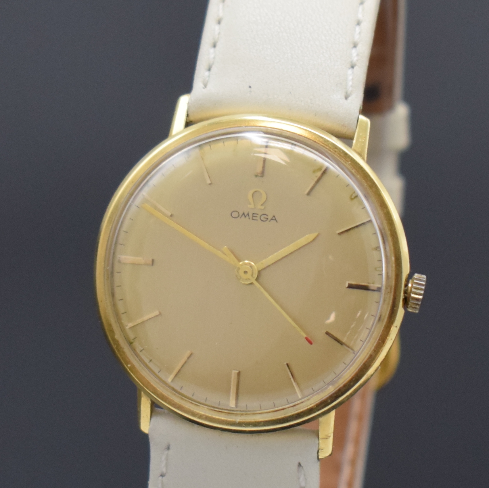 Detail a: OMEGA Armbanduhr Referenz 131016 in GG 750/000, Schweiz um 1965, Handaufzug, 2-tlg. Geh., Boden aufgedr., gold. Zifferbl., aufges. gold. Indizes, ...