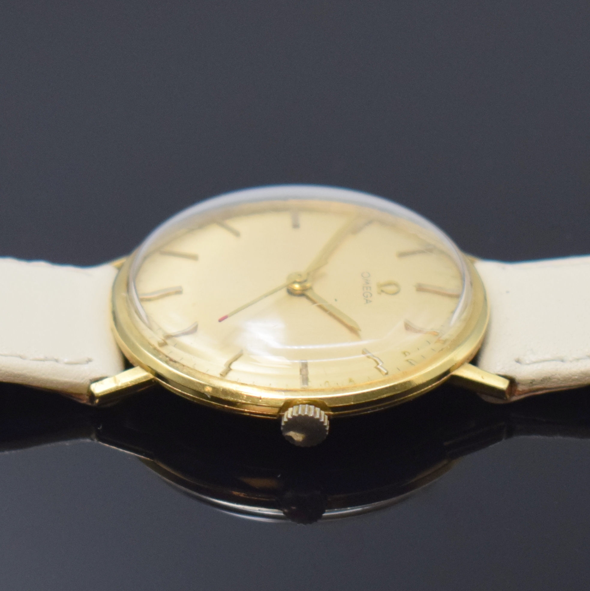 Detail b: OMEGA Armbanduhr Referenz 131016 in GG 750/000, Schweiz um 1965, Handaufzug, 2-tlg. Geh., Boden aufgedr., gold. Zifferbl., aufges. gold. Indizes, ...
