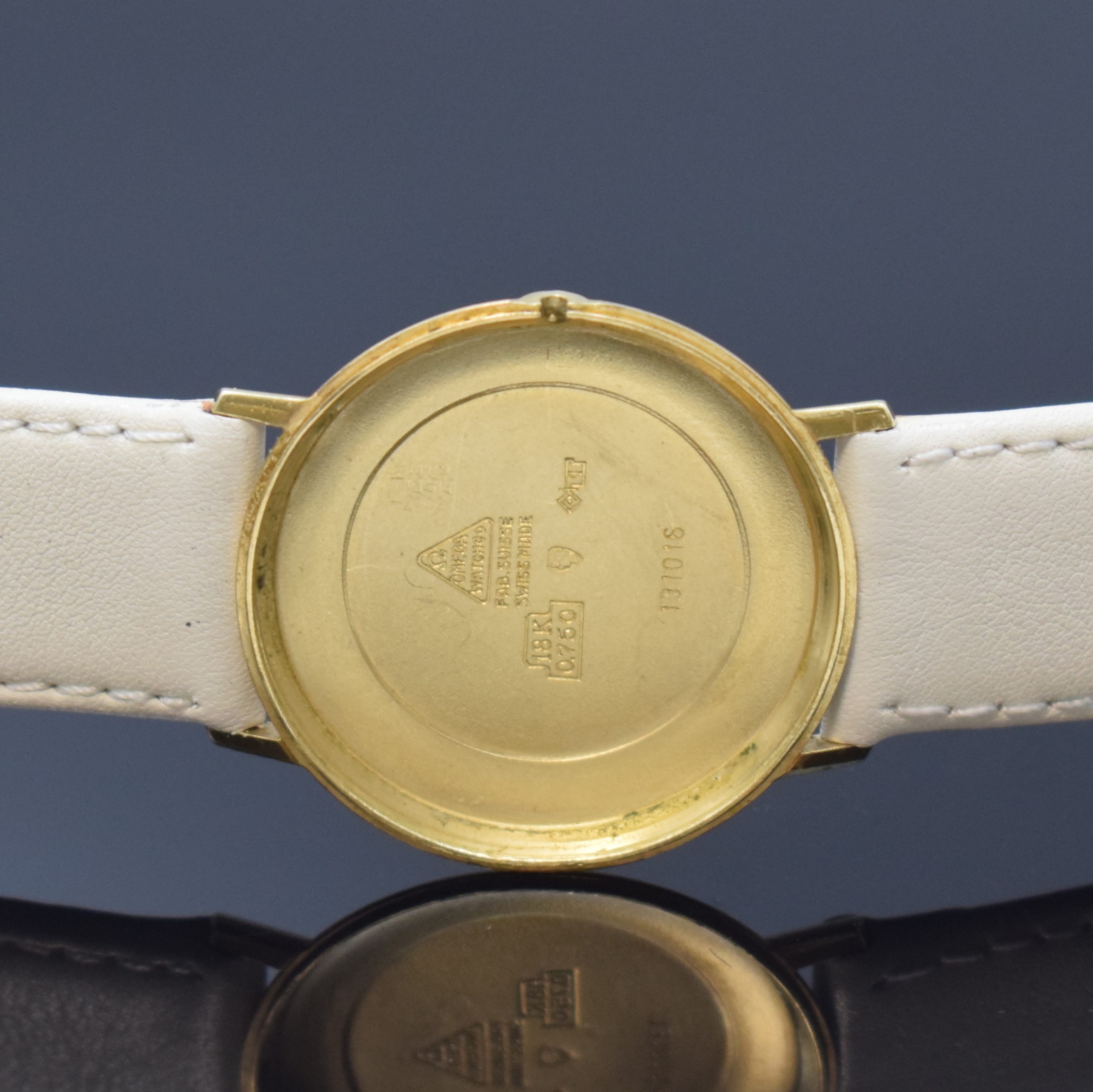 Detail d: OMEGA Armbanduhr Referenz 131016 in GG 750/000, Schweiz um 1965, Handaufzug, 2-tlg. Geh., Boden aufgedr., gold. Zifferbl., aufges. gold. Indizes, ...