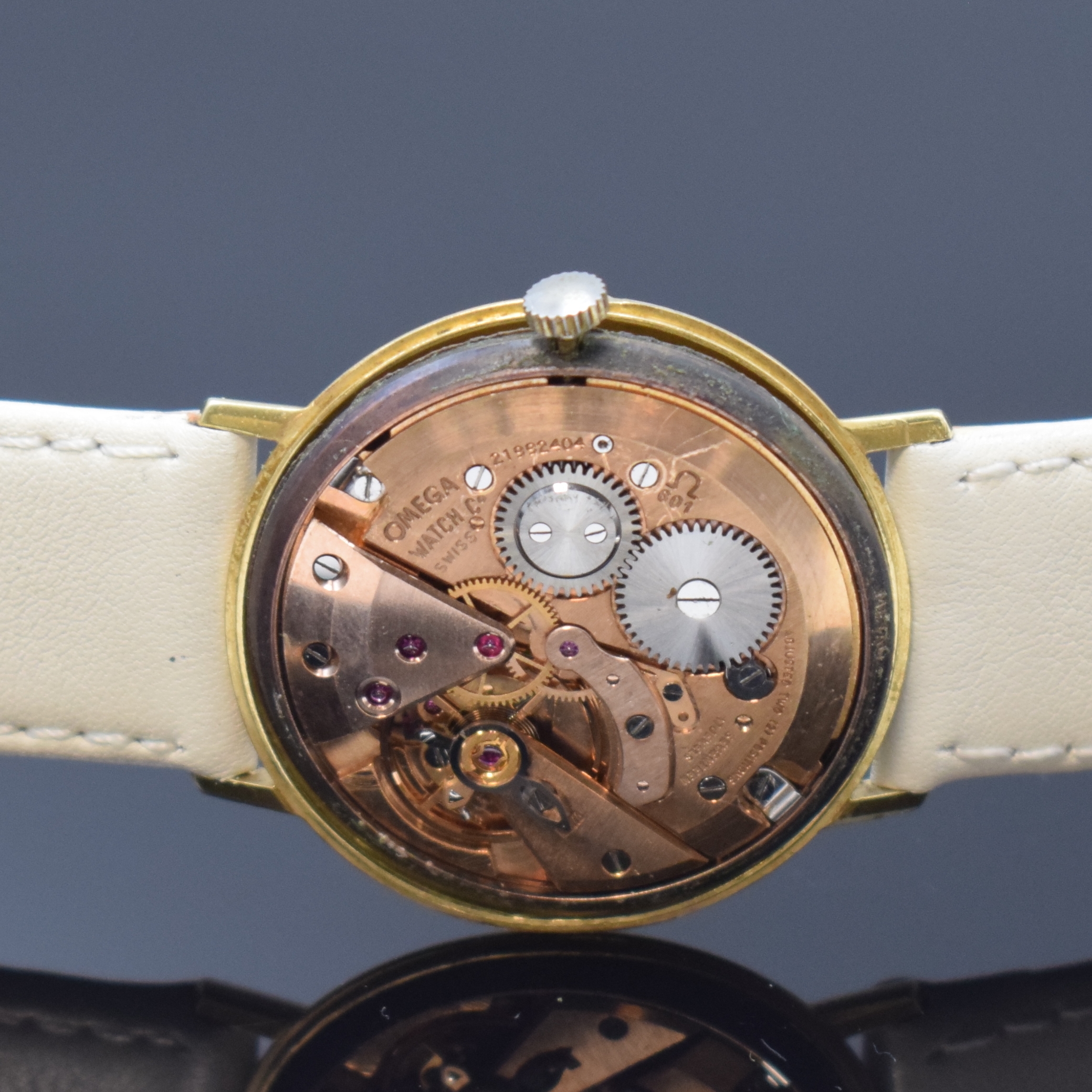 Detail e: OMEGA Armbanduhr Referenz 131016 in GG 750/000, Schweiz um 1965, Handaufzug, 2-tlg. Geh., Boden aufgedr., gold. Zifferbl., aufges. gold. Indizes, ...