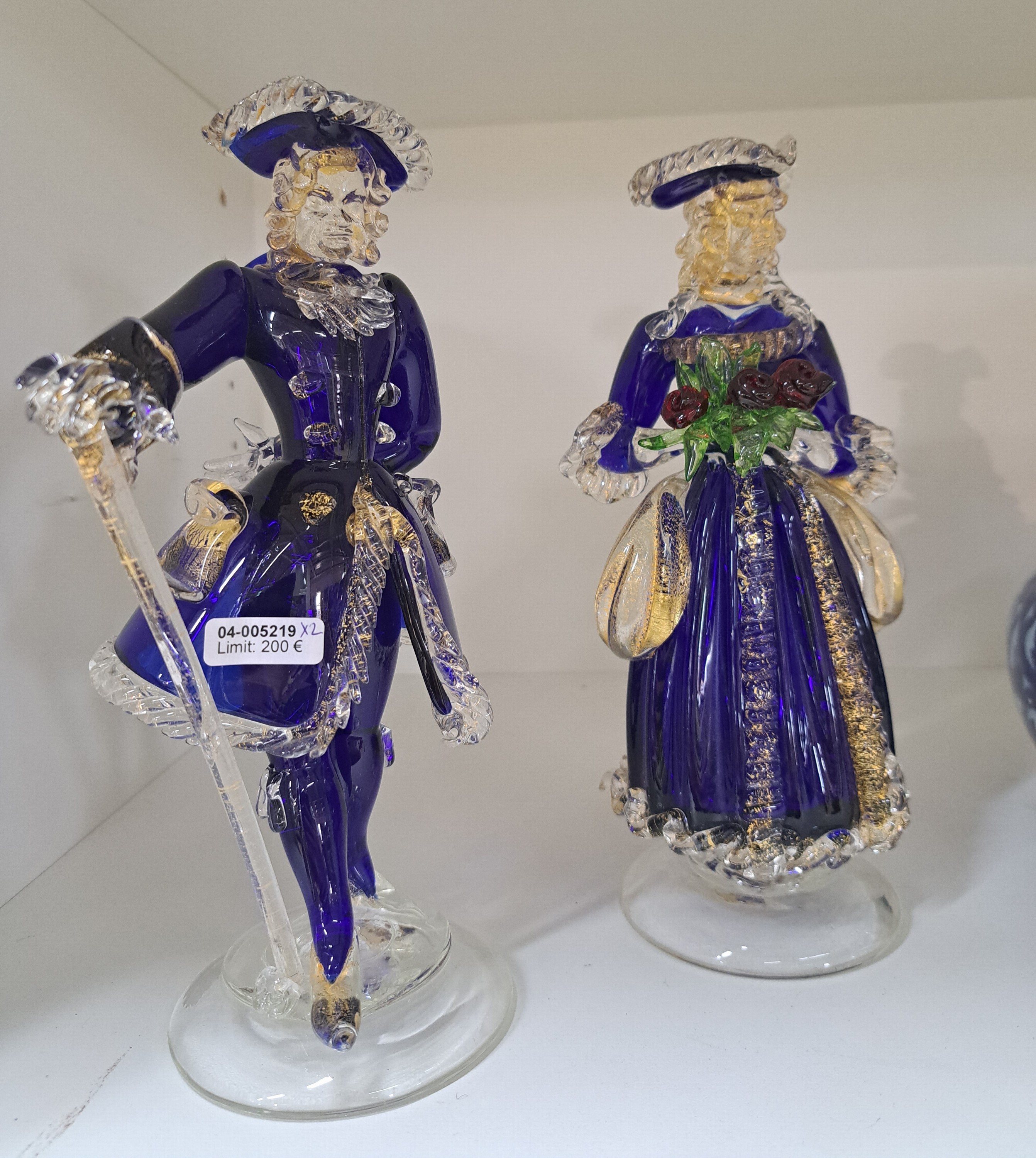 Detail a: Paar Glasskulpturen, Murano/Venedig, 20. Jh., Kavalier und Dame, farbloses Glas, mit eingeschmolzenem Goldflitter, z.T. blau überfangen, Dame hält ...