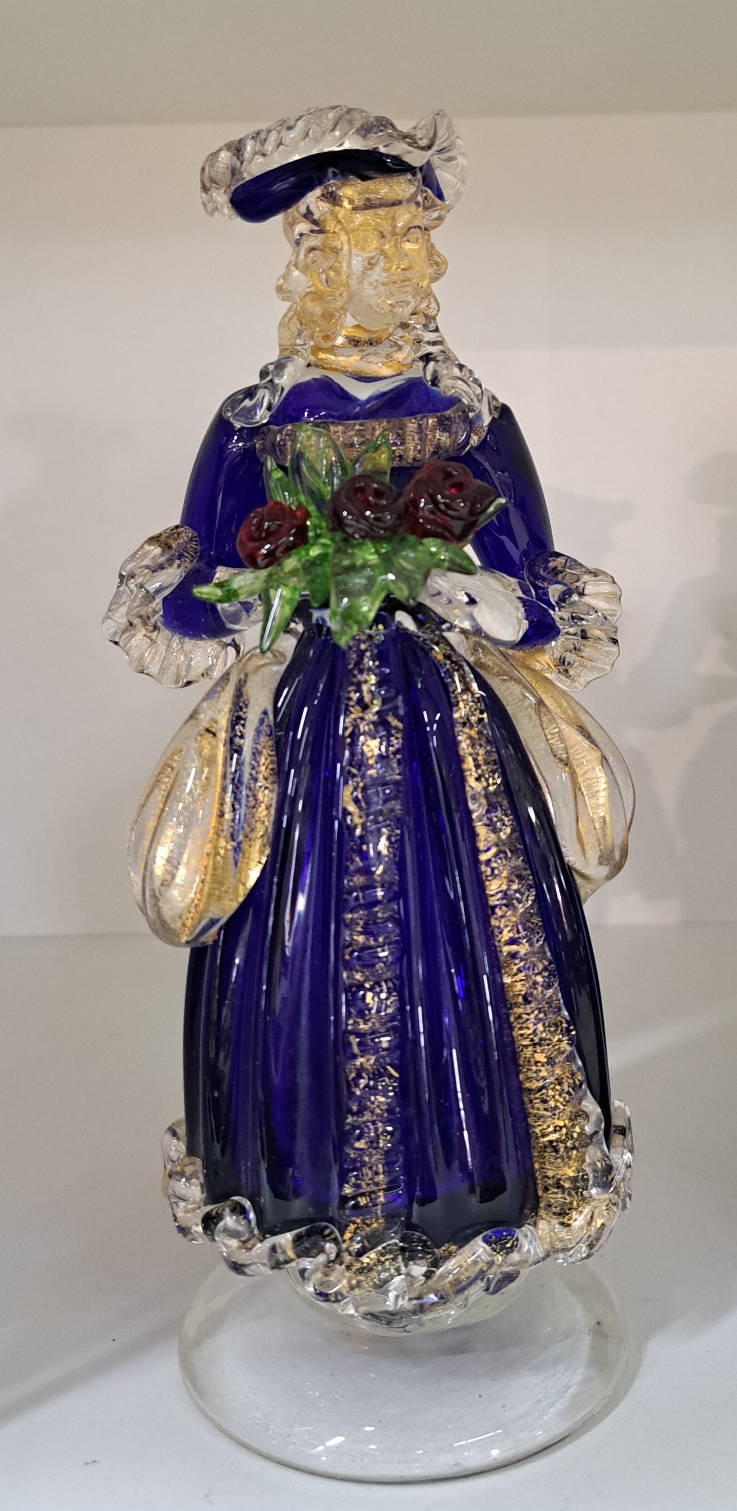 Detail b: Paar Glasskulpturen, Murano/Venedig, 20. Jh., Kavalier und Dame, farbloses Glas, mit eingeschmolzenem Goldflitter, z.T. blau überfangen, Dame hält ...