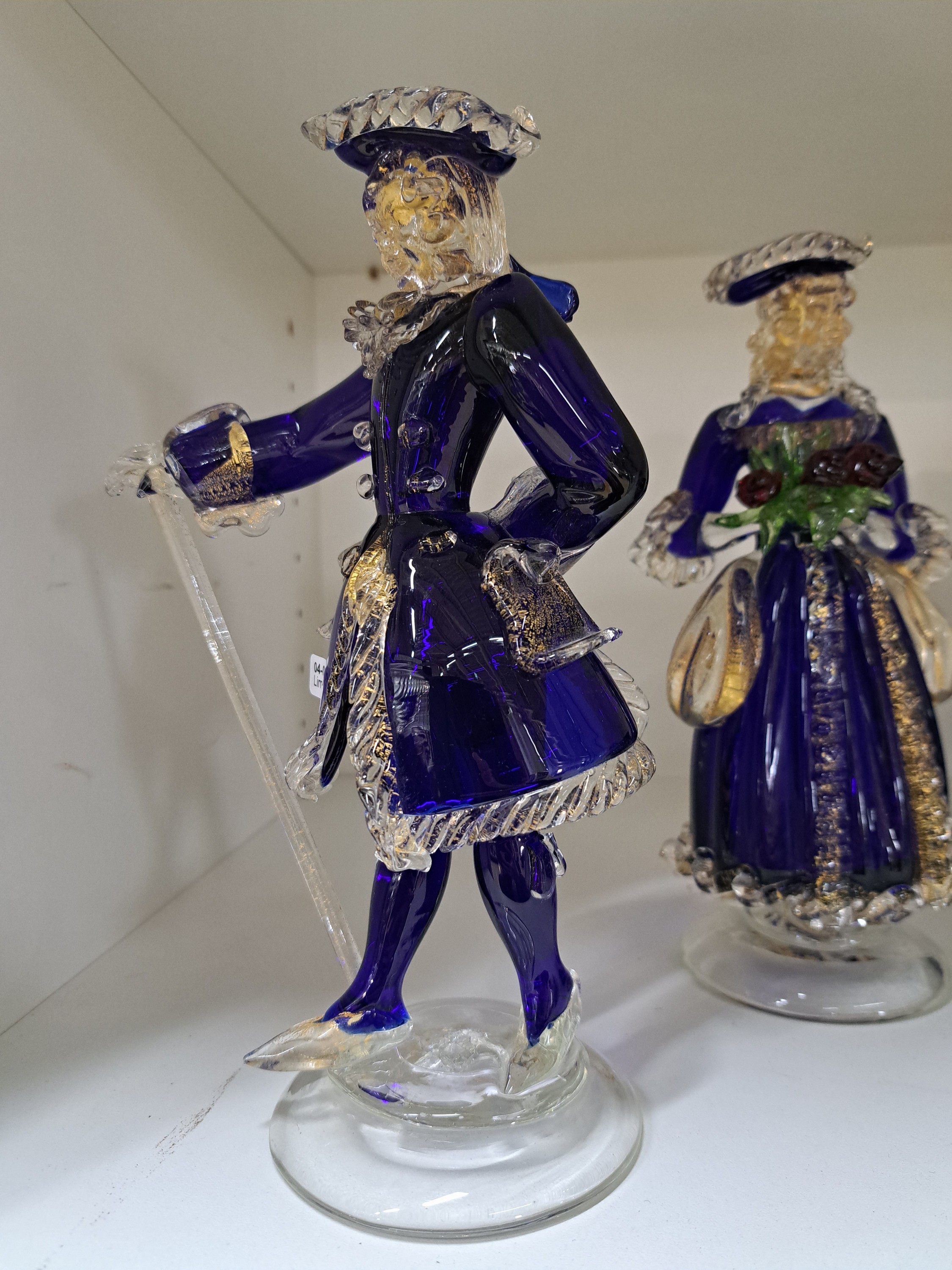 Detail c: Paar Glasskulpturen, Murano/Venedig, 20. Jh., Kavalier und Dame, farbloses Glas, mit eingeschmolzenem Goldflitter, z.T. blau überfangen, Dame hält ...