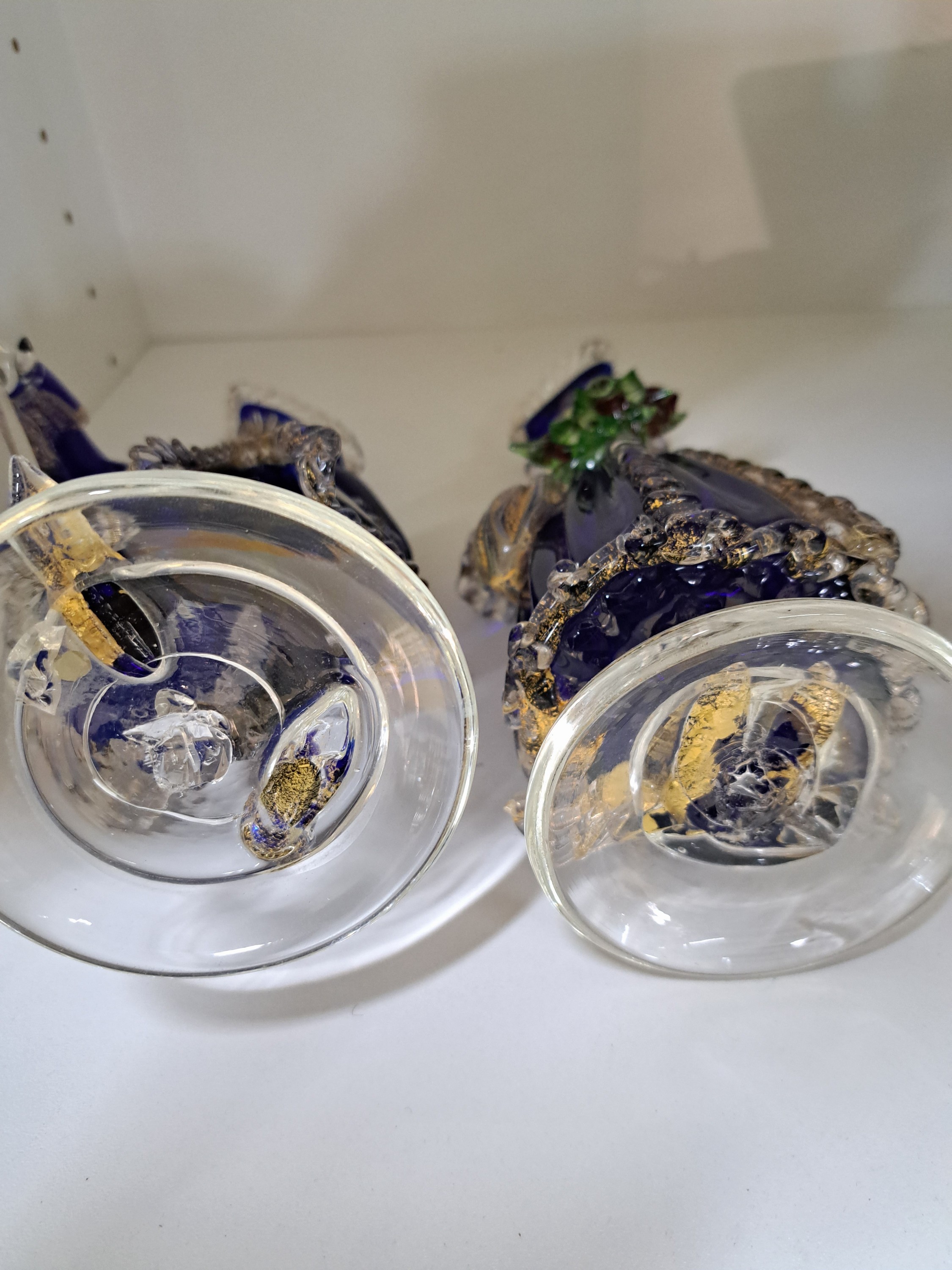 Detail d: Paar Glasskulpturen, Murano/Venedig, 20. Jh., Kavalier und Dame, farbloses Glas, mit eingeschmolzenem Goldflitter, z.T. blau überfangen, Dame hält ...